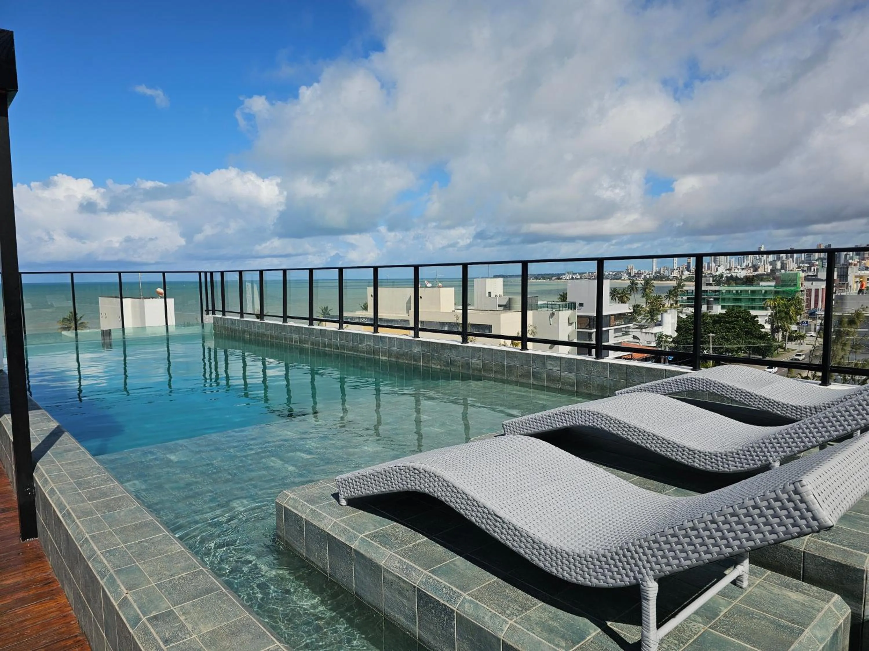 Swimming pool in Lindo Flat no Jardim Oceania - Get One