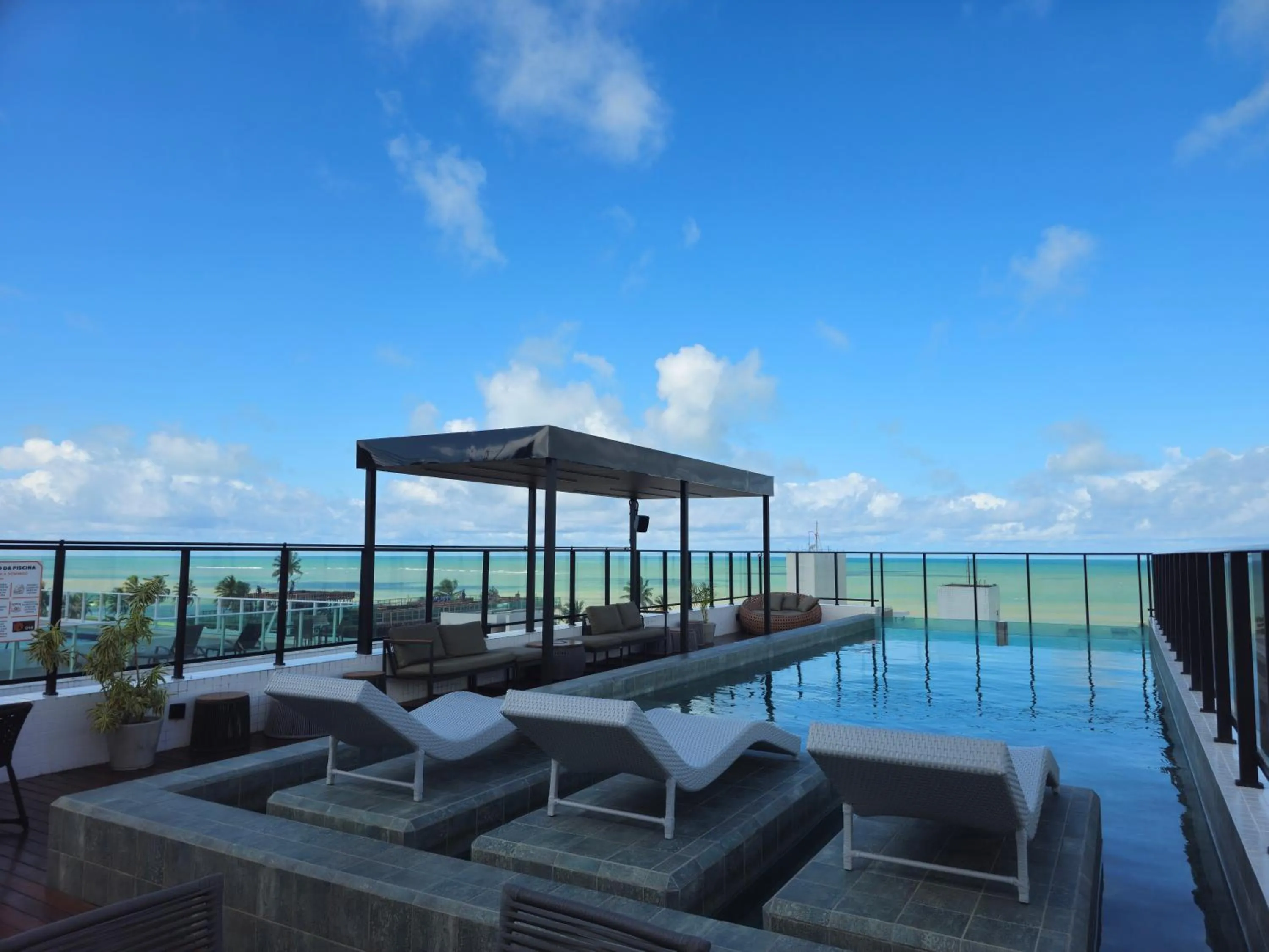 Swimming pool in Lindo Flat no Jardim Oceania - Get One