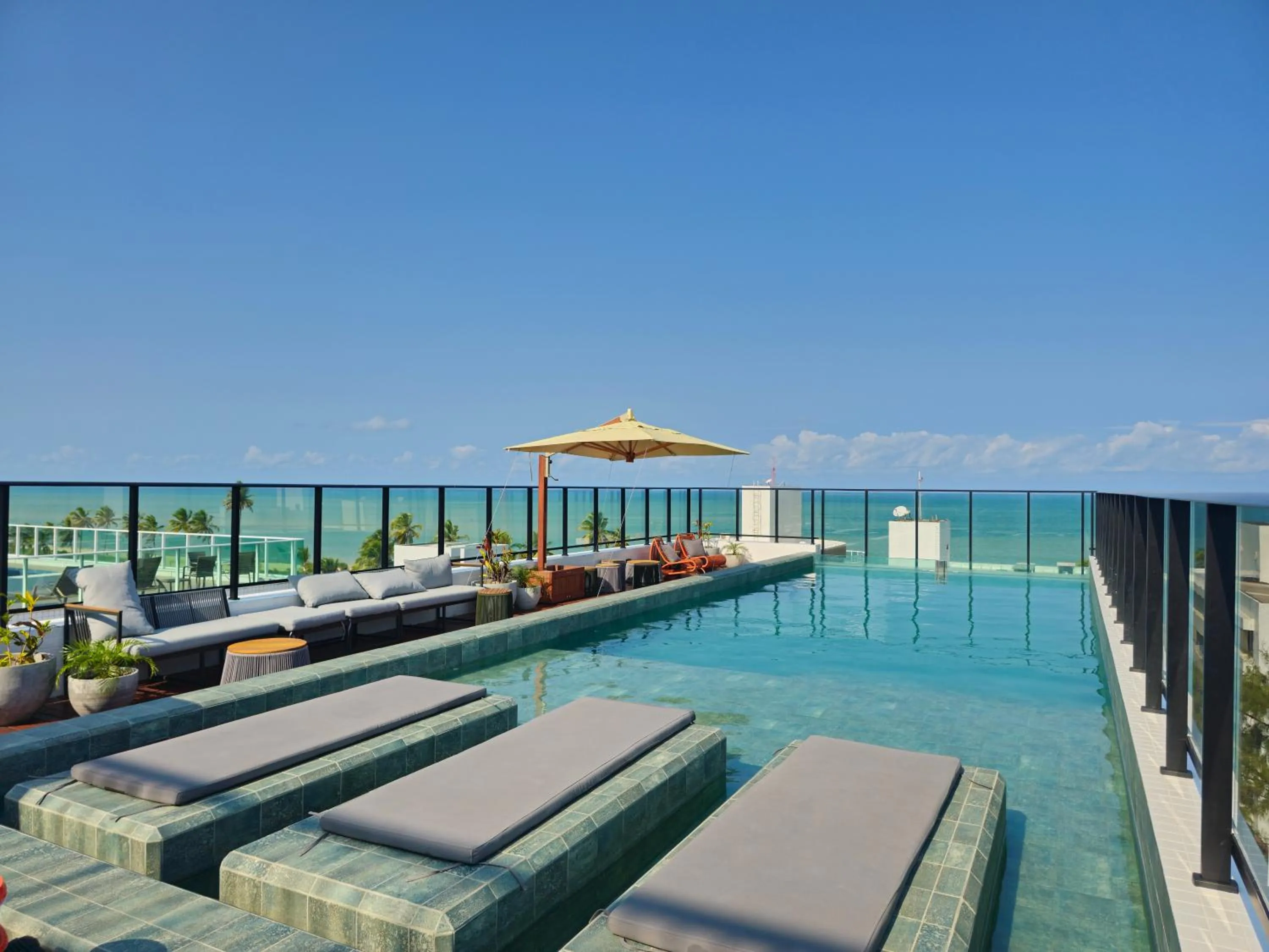 Swimming pool in Lindo Flat no Jardim Oceania - Get One