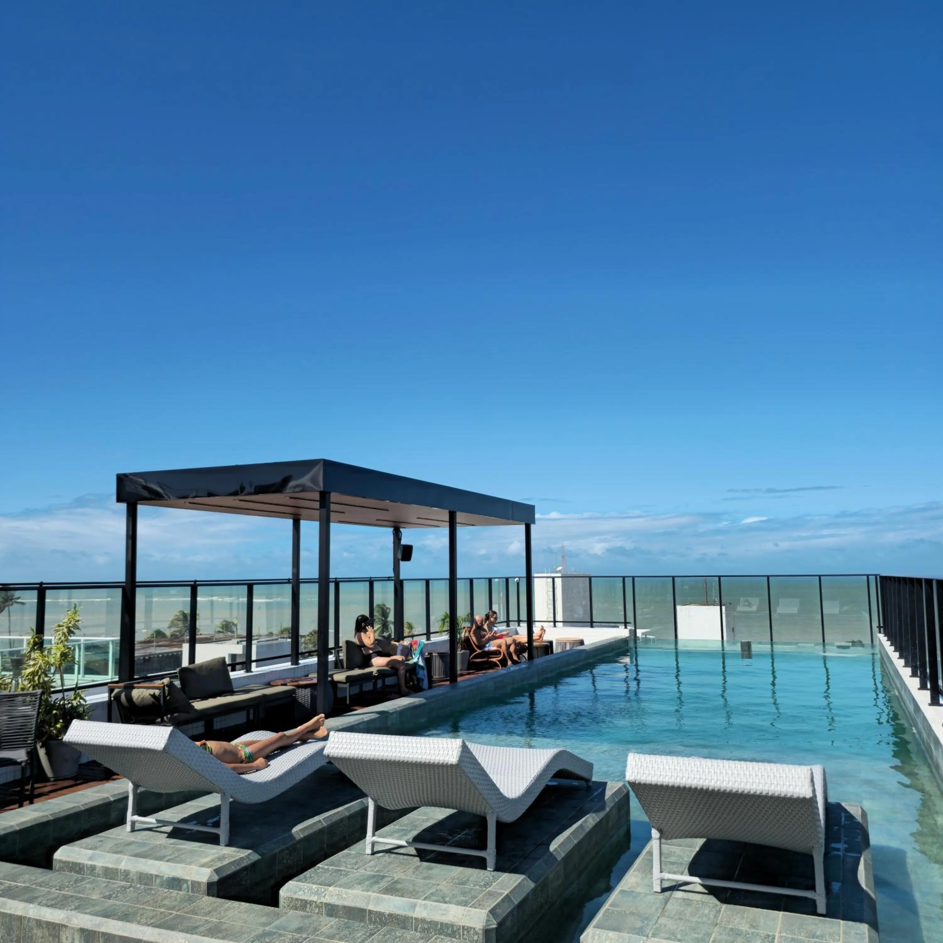 Swimming pool in Lindo Flat no Jardim Oceania - Get One