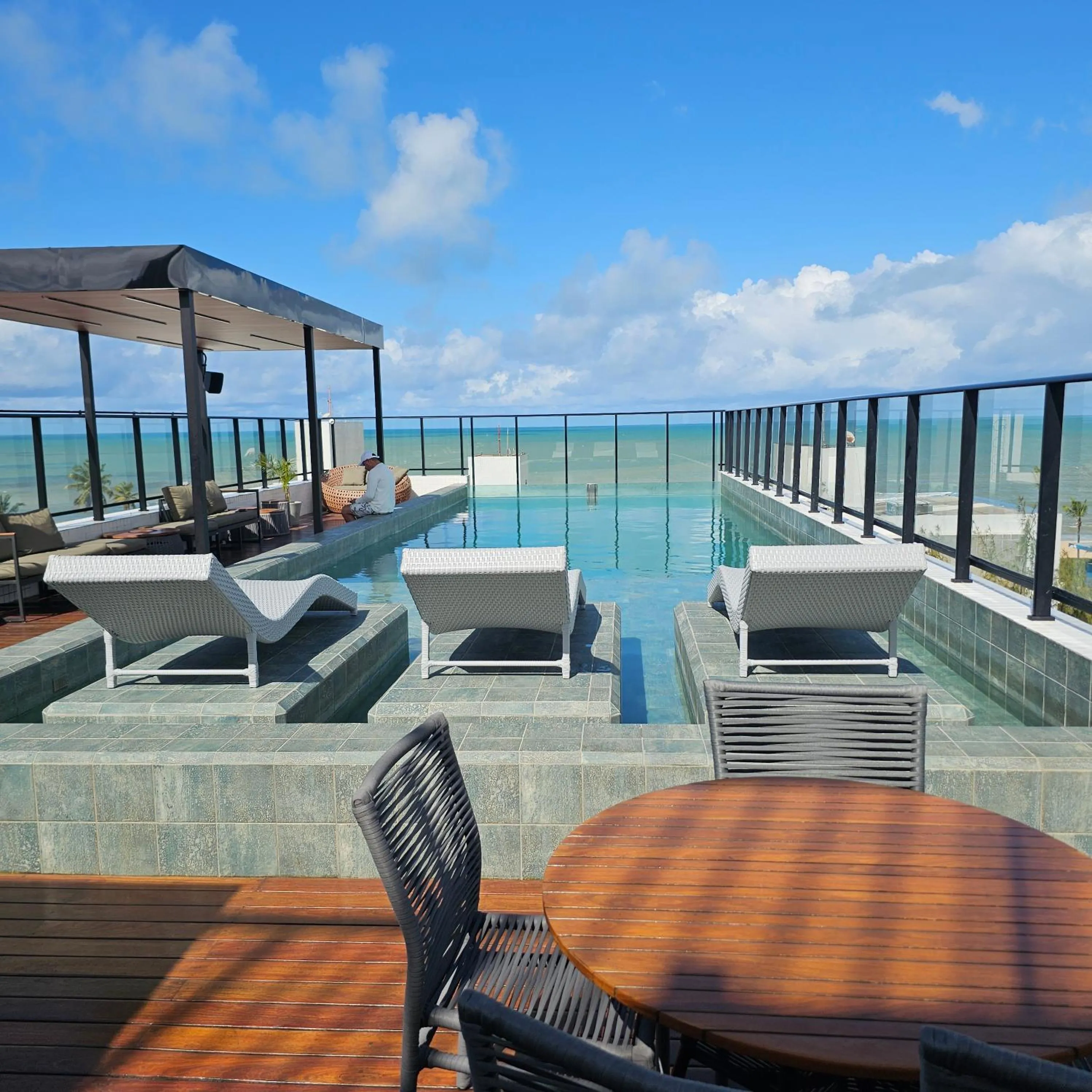 Swimming pool in Lindo Flat no Jardim Oceania - Get One