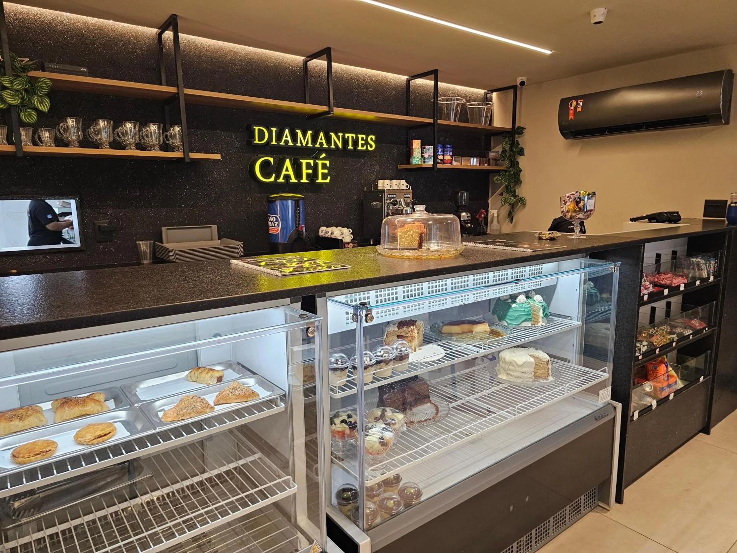 Restaurant/places to eat in Lindo Flat no Jardim Oceania - Get One