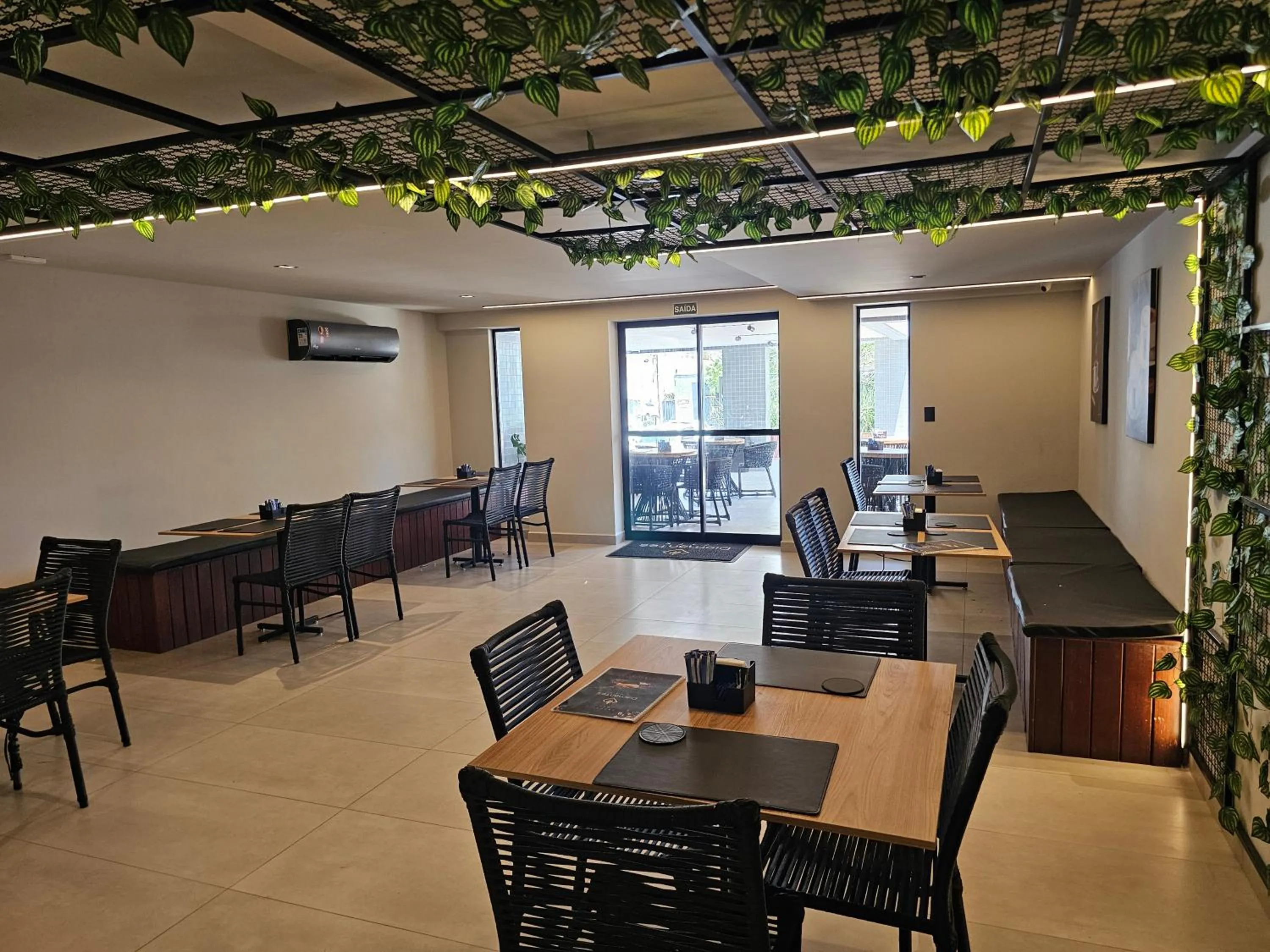 Restaurant/places to eat in Lindo Flat no Jardim Oceania - Get One