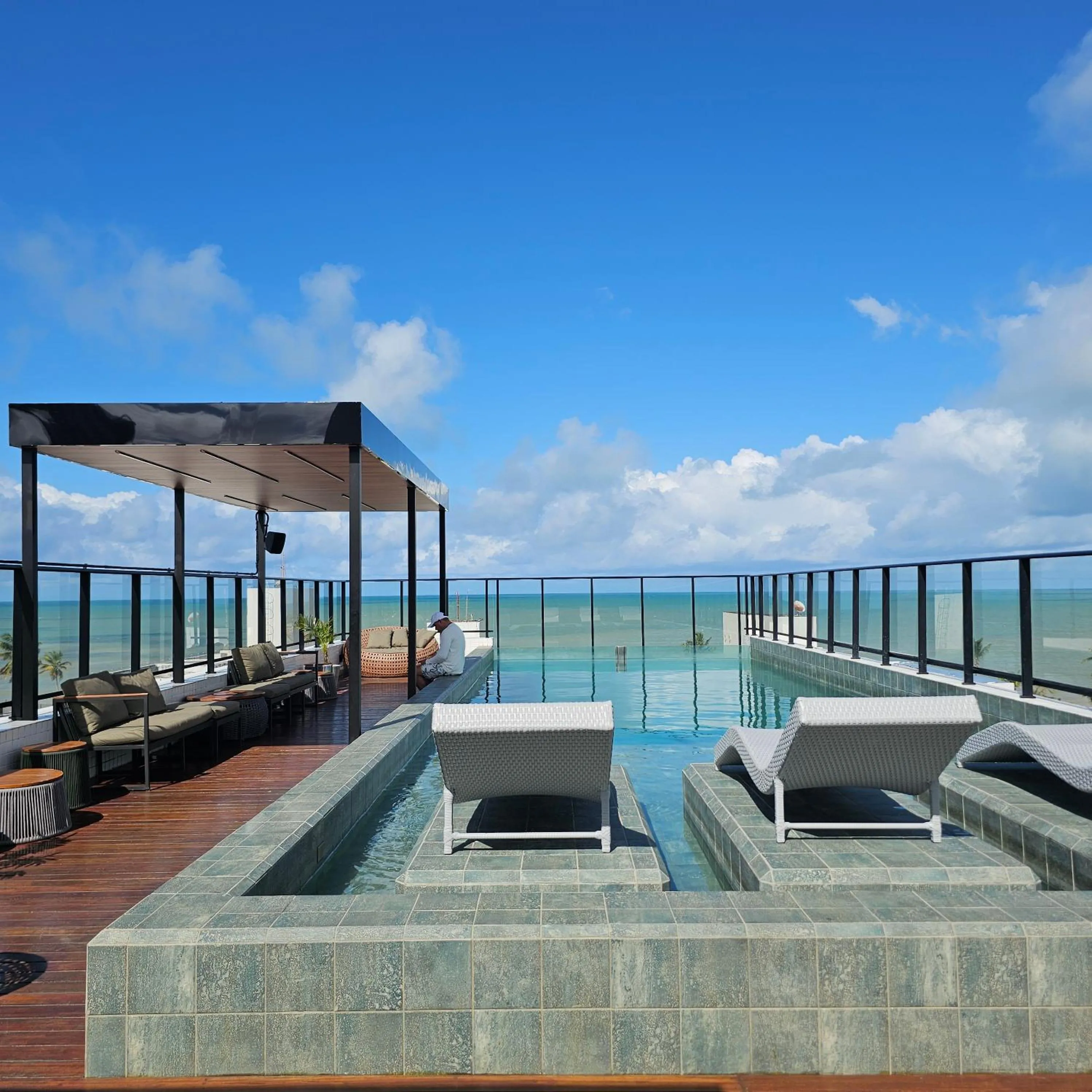 Swimming pool in Lindo Flat no Jardim Oceania - Get One