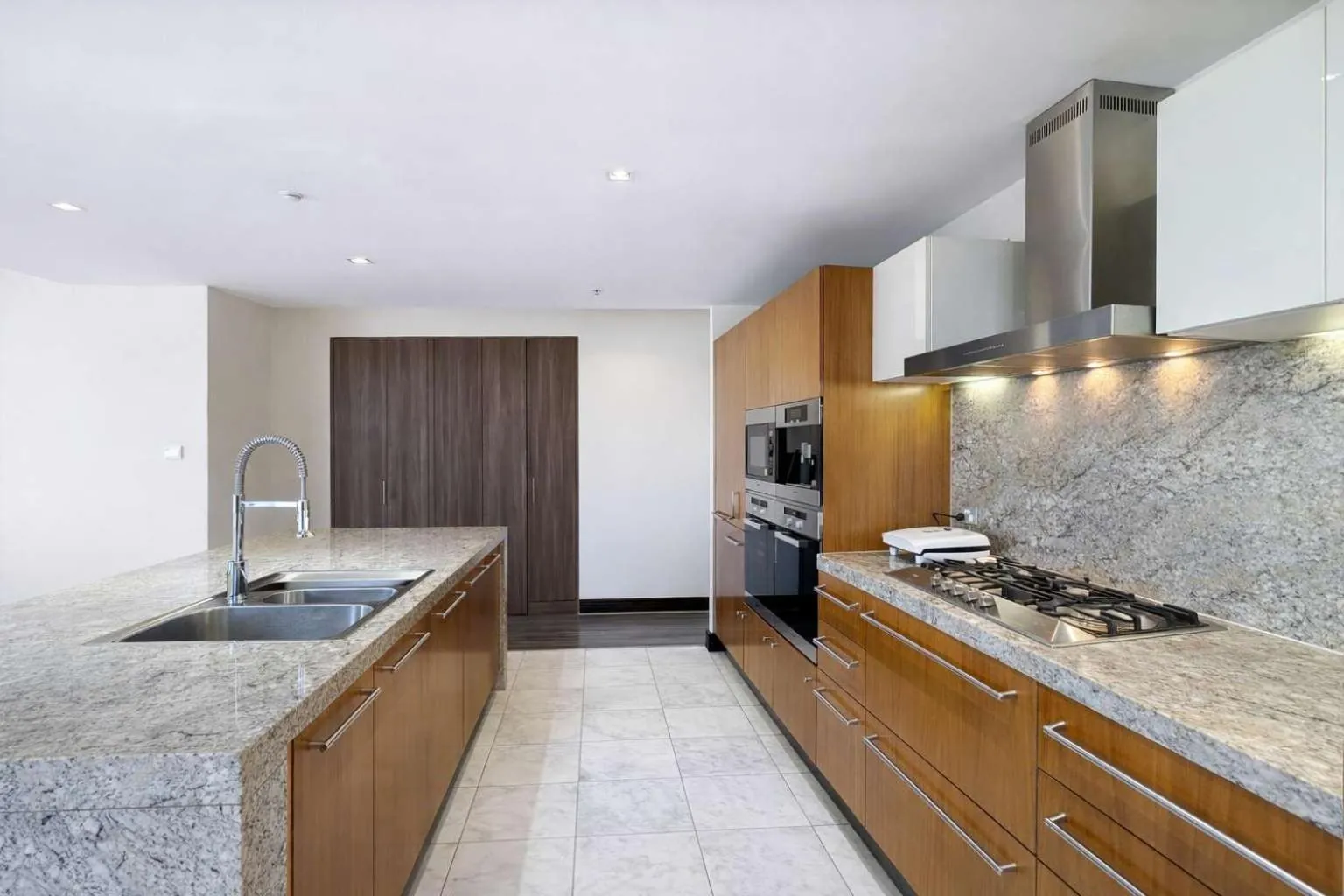 Grand St Kilda 2-story Sub-Penthouse