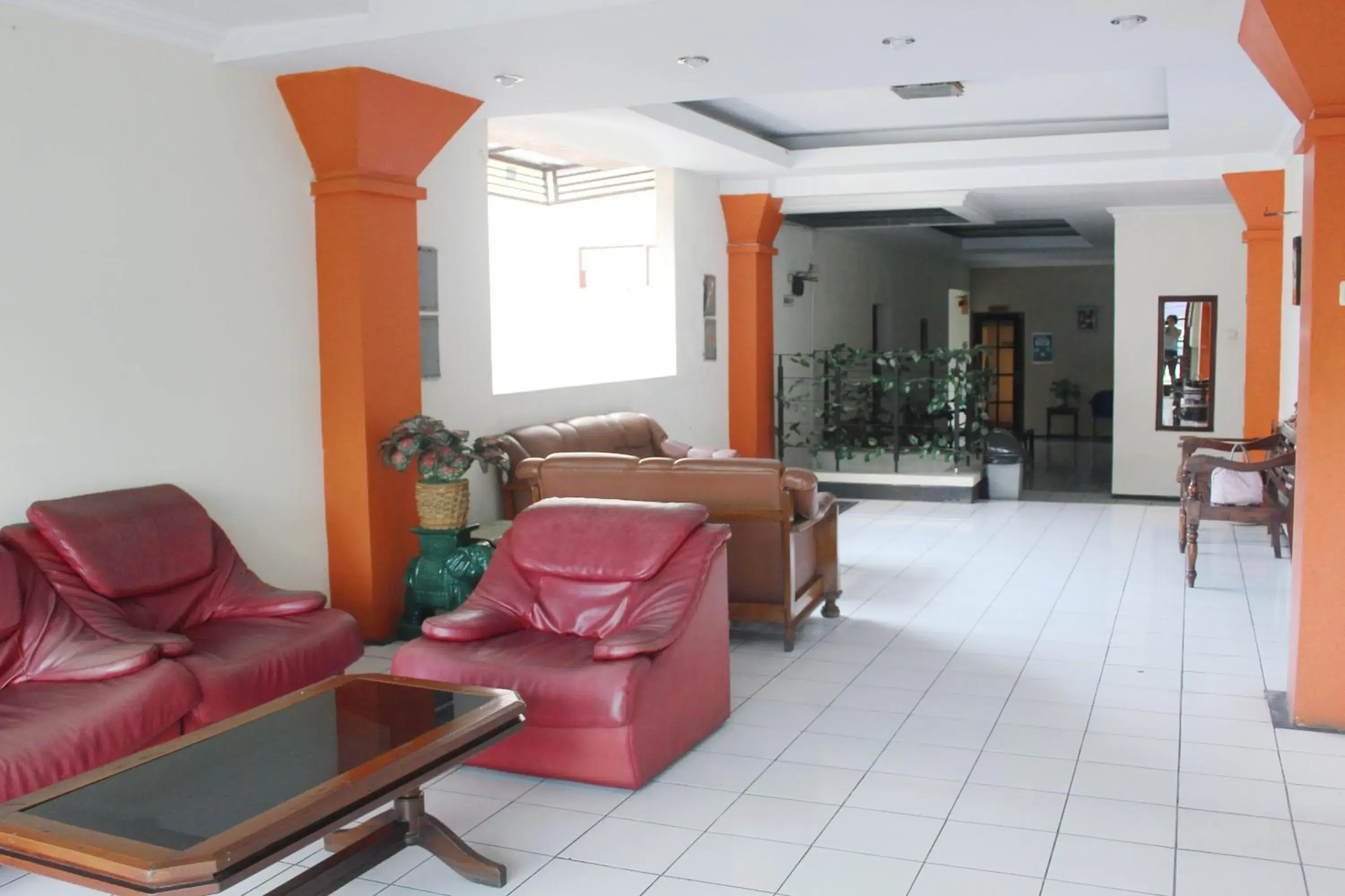 Living room, Lobby/Reception in OYO 206 Hotel Candra Kirana