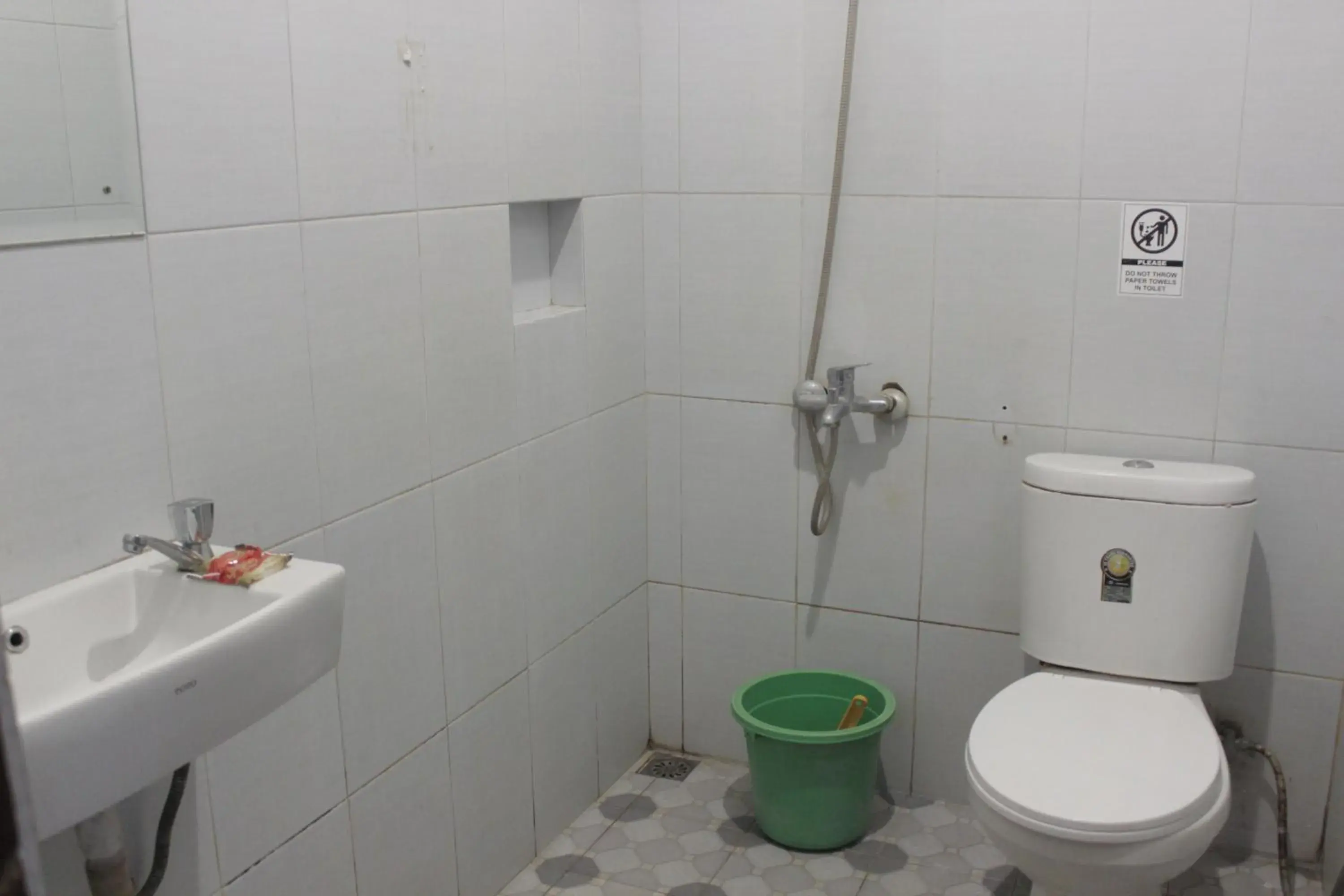 Toilet, Bathroom in OYO 206 Hotel Candra Kirana