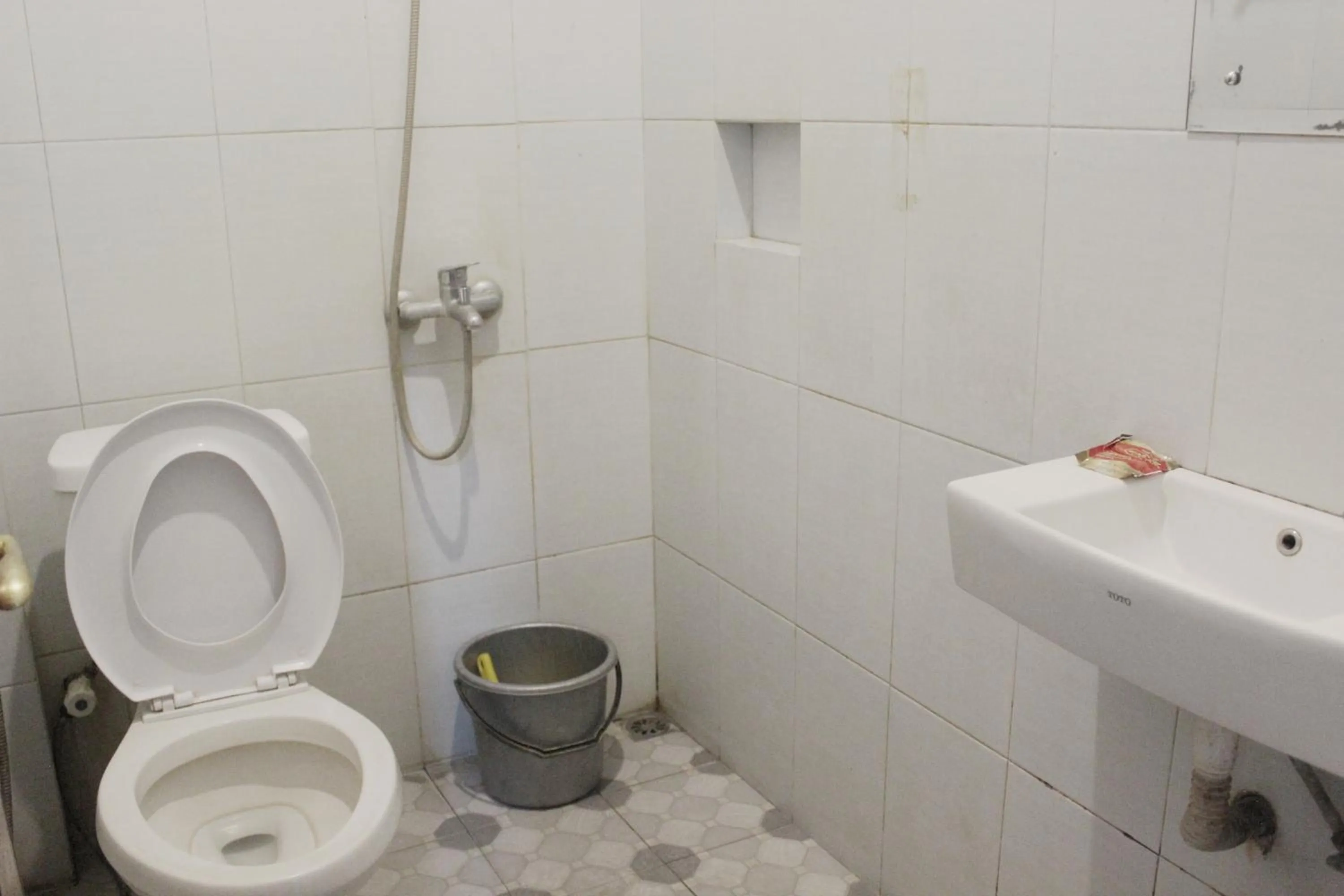 Toilet, Bathroom in OYO 206 Hotel Candra Kirana