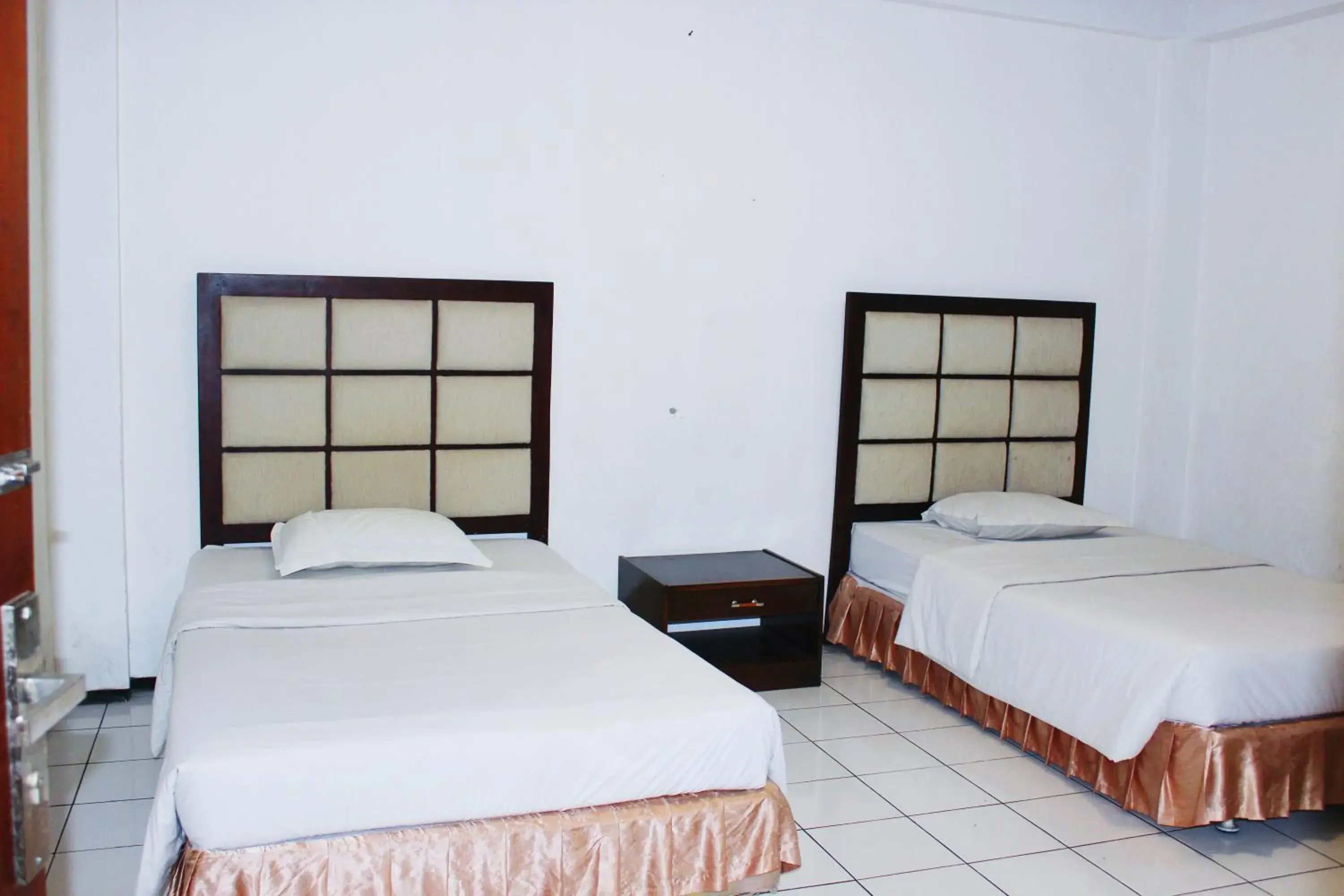 Bed in OYO 206 Hotel Candra Kirana