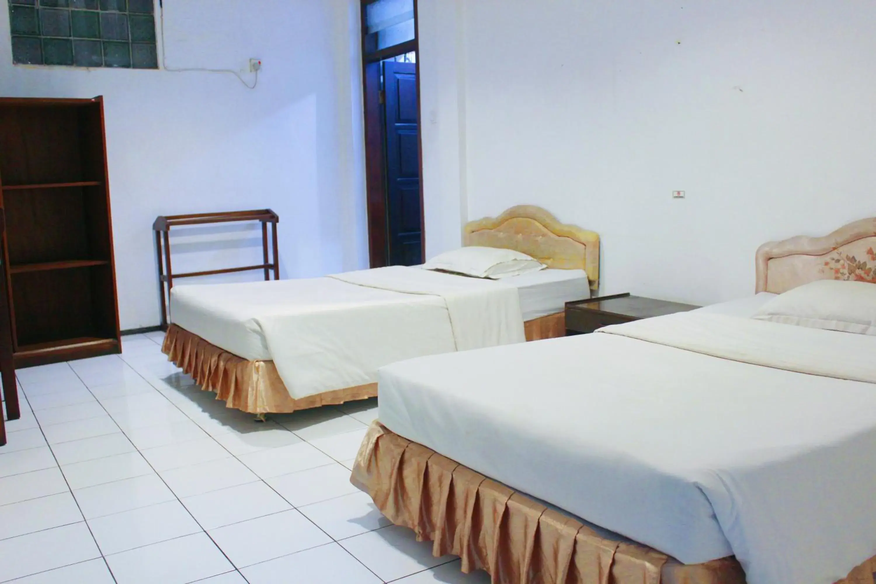 Bedroom, Bed in OYO 206 Hotel Candra Kirana