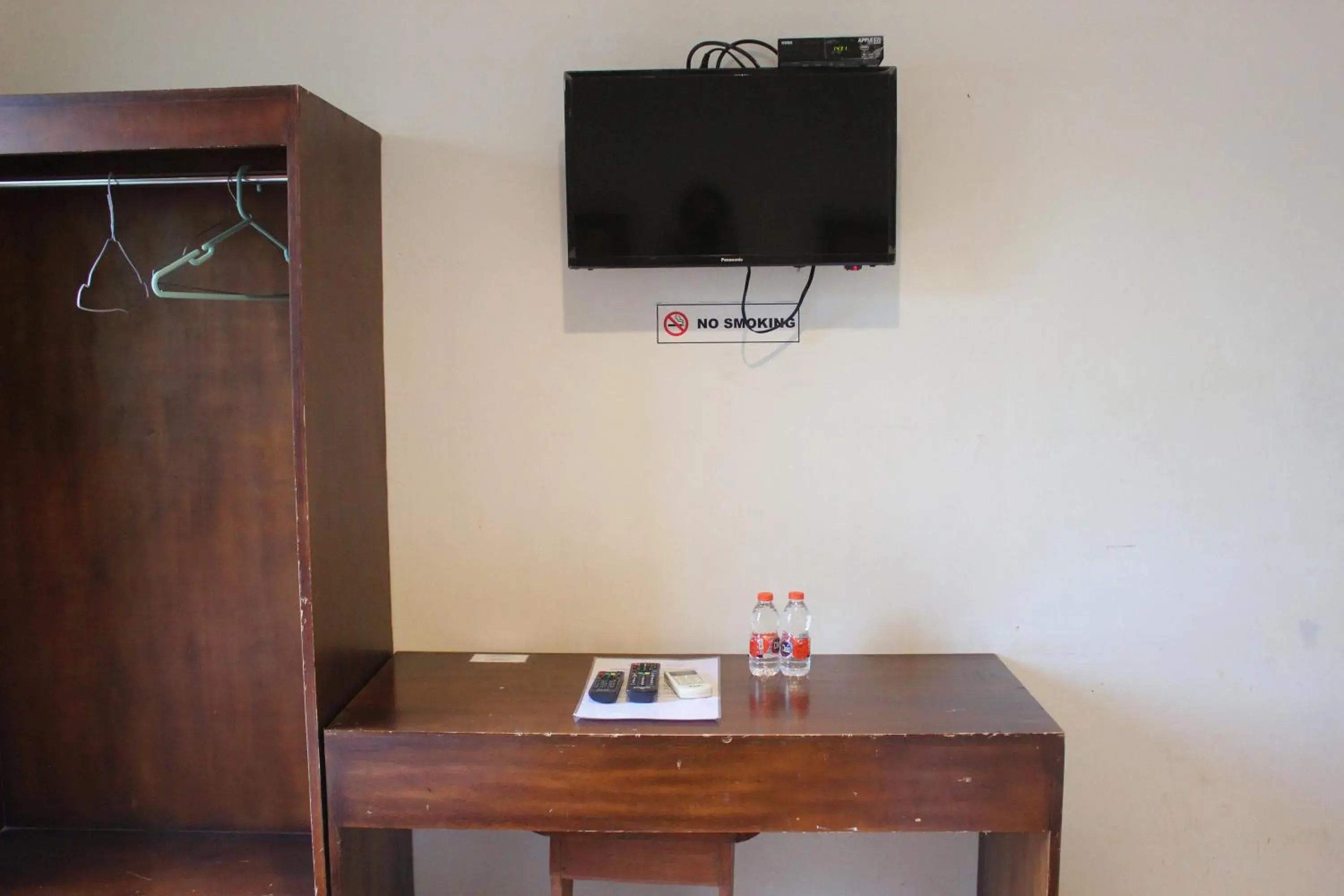 TV and multimedia, TV/Entertainment Center in OYO 206 Hotel Candra Kirana