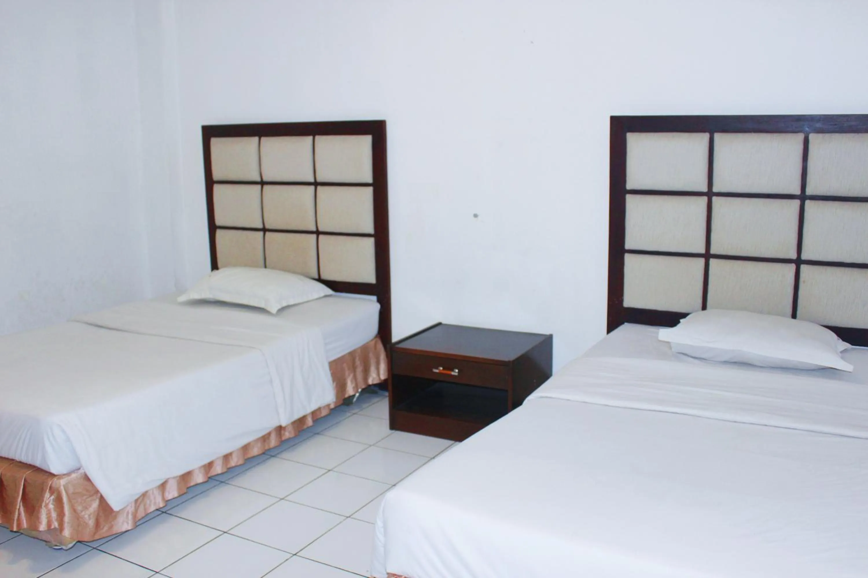 Bed in OYO 206 Hotel Candra Kirana