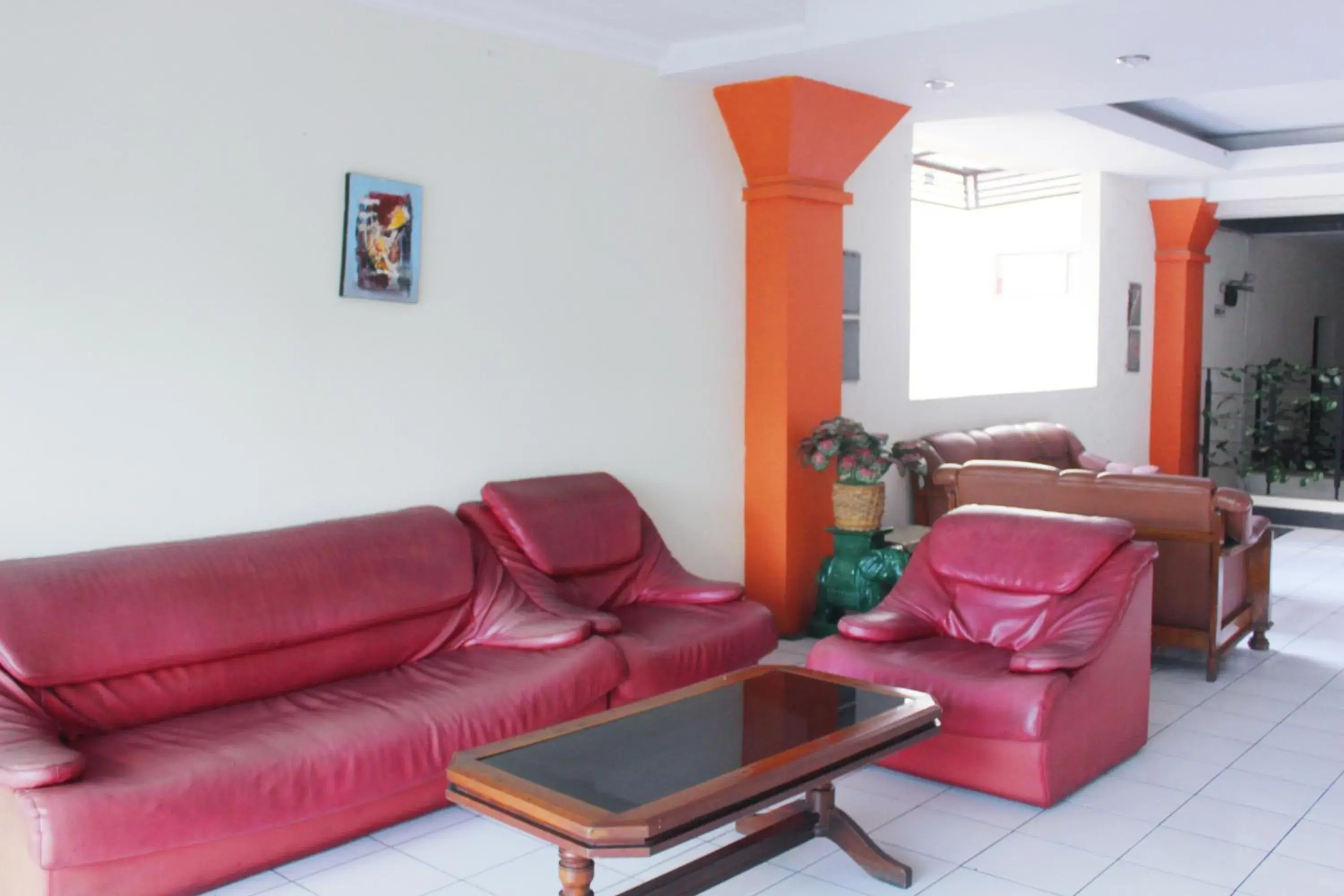 Living room, Seating Area in OYO 206 Hotel Candra Kirana