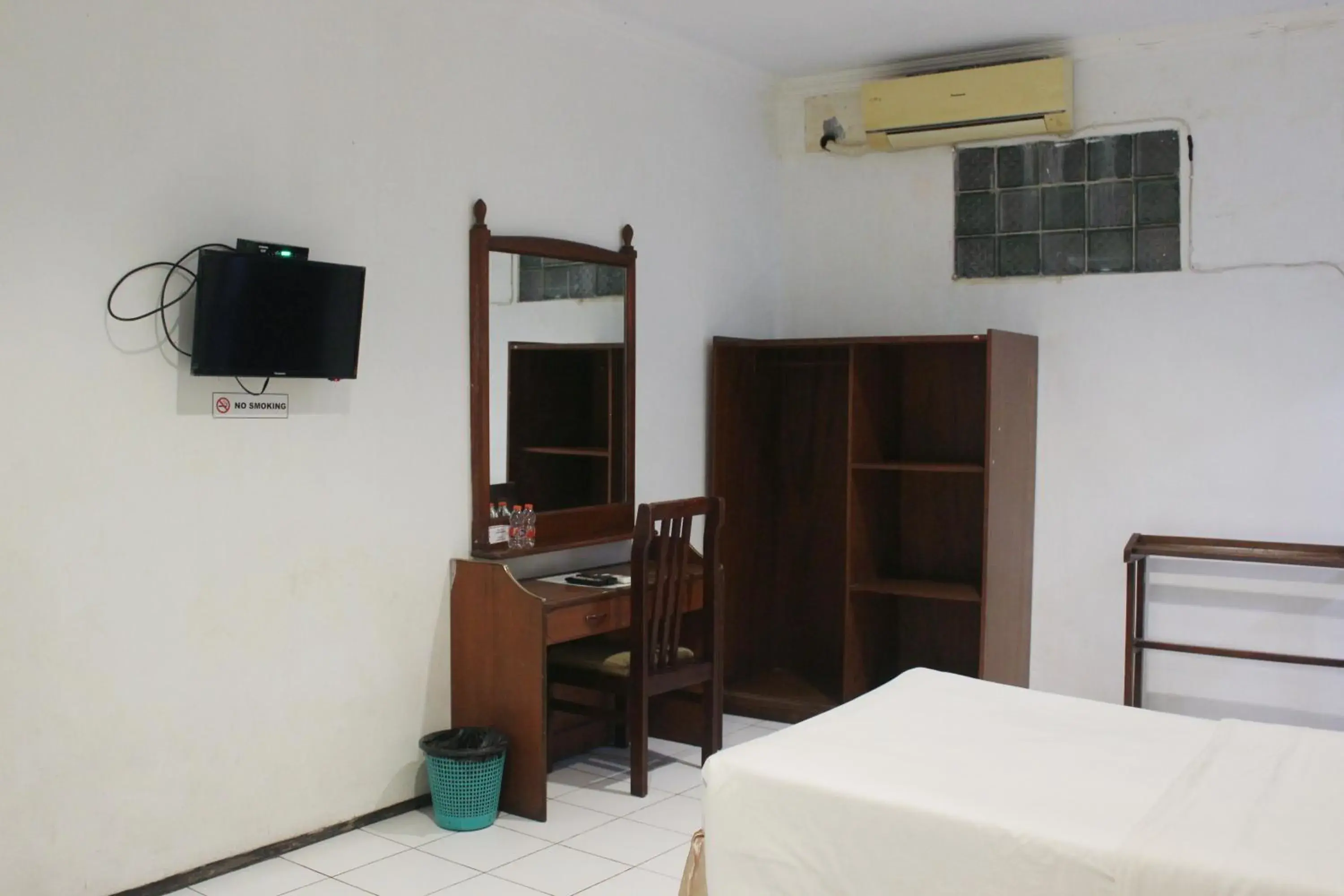 Bed, TV/Entertainment Center in OYO 206 Hotel Candra Kirana