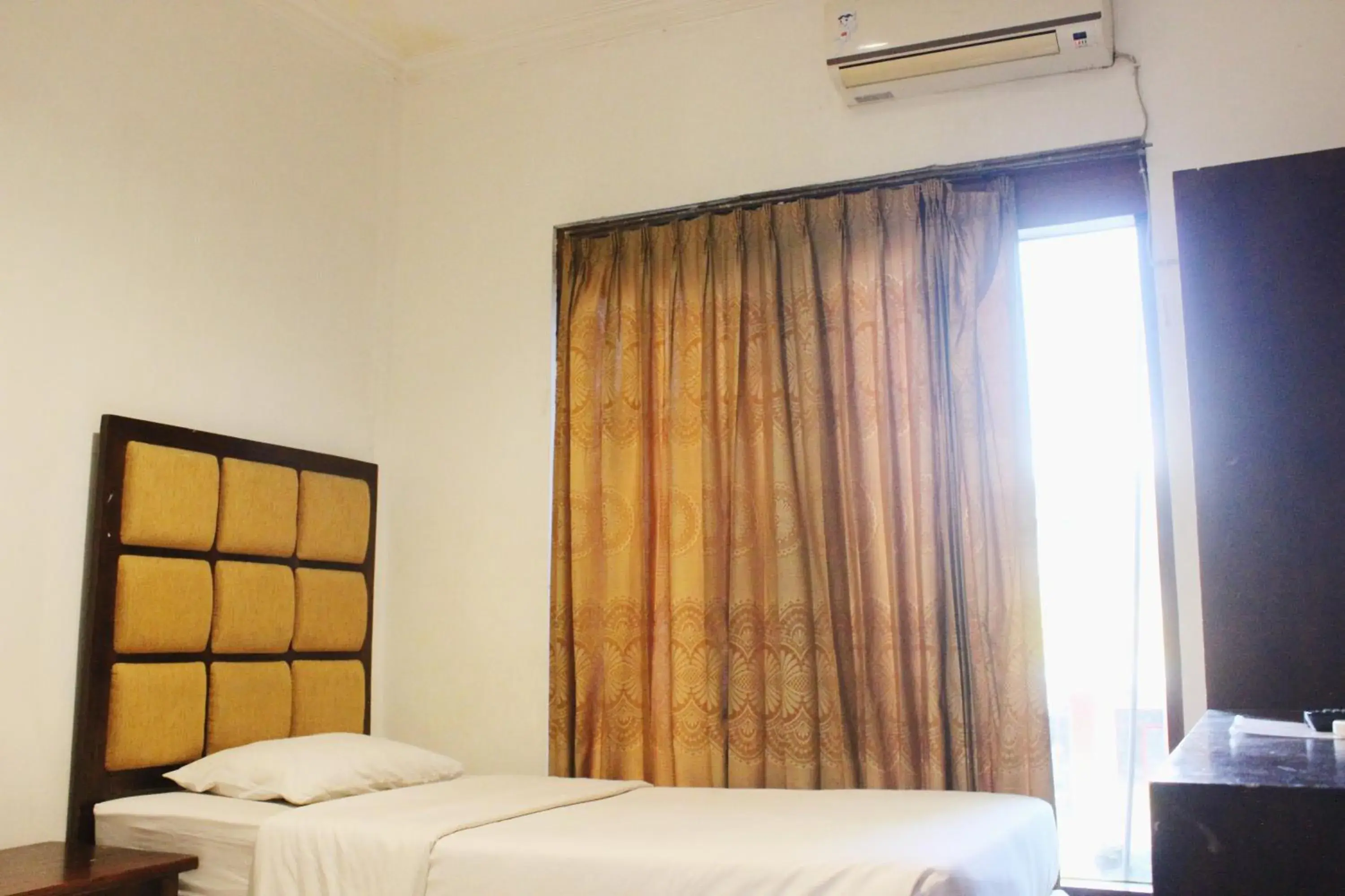 Bed in OYO 206 Hotel Candra Kirana