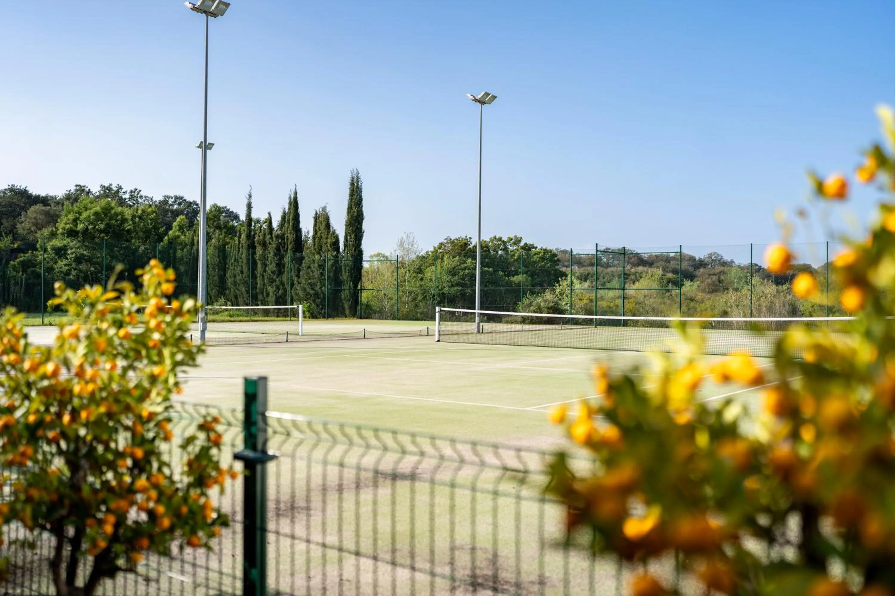 Tennis court in Hacienda El Alcornocal