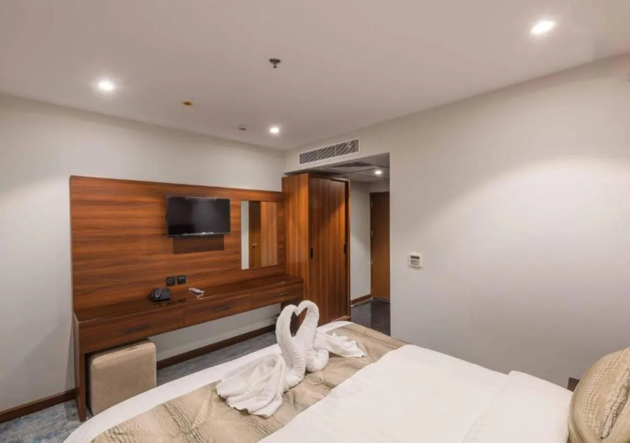 Communal lounge/ TV room, Bed in Manazel Al Zaireen Hotel