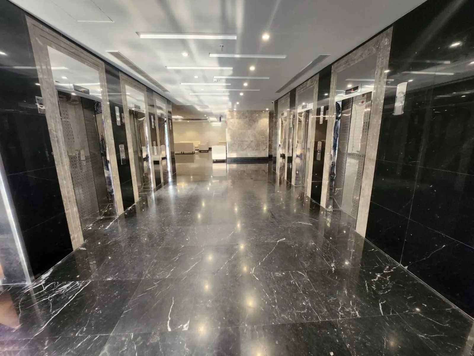 elevator in Manazel Al Zaireen Hotel