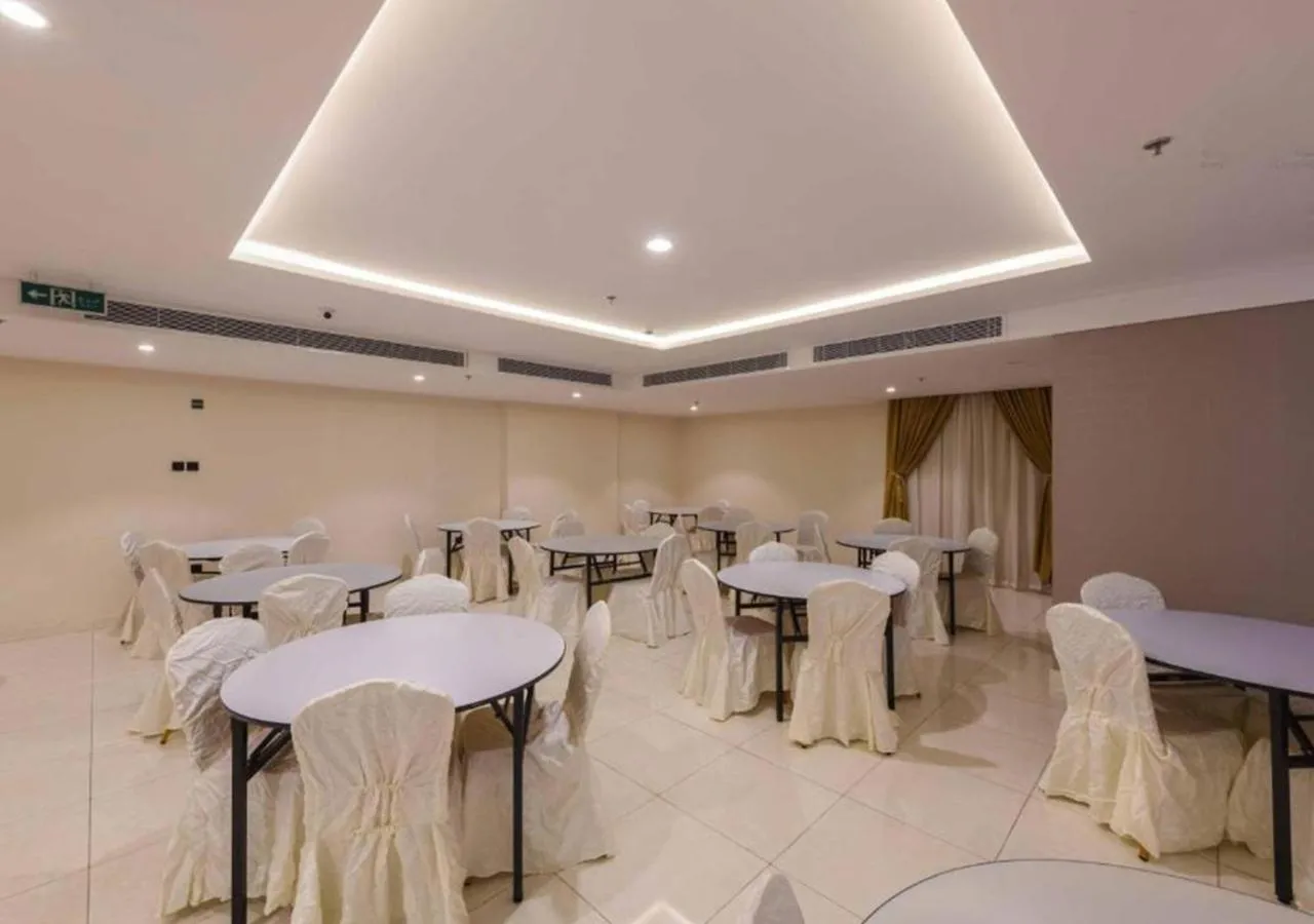 Restaurant/places to eat in Manazel Al Zaireen Hotel