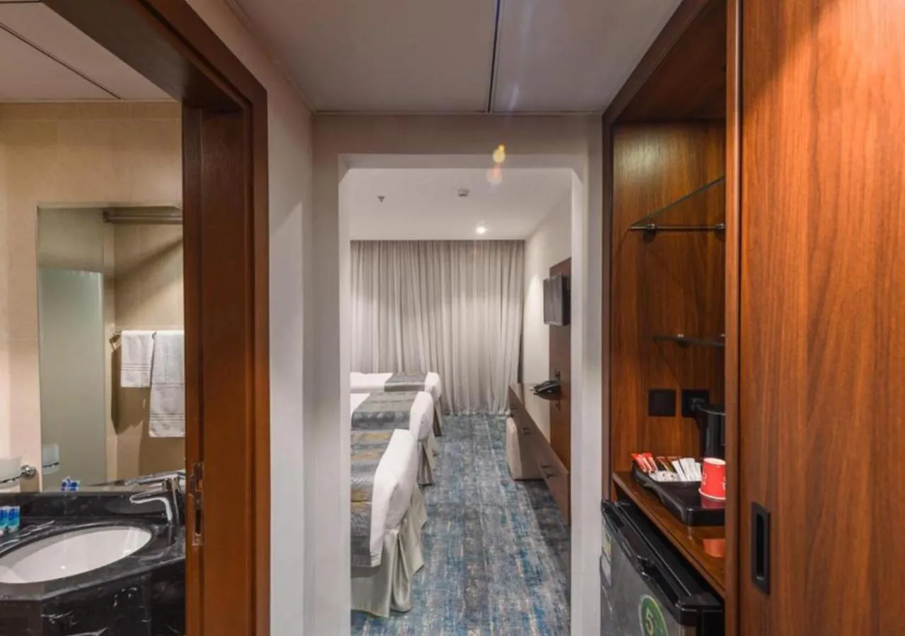 Toilet, Bed in Manazel Al Zaireen Hotel