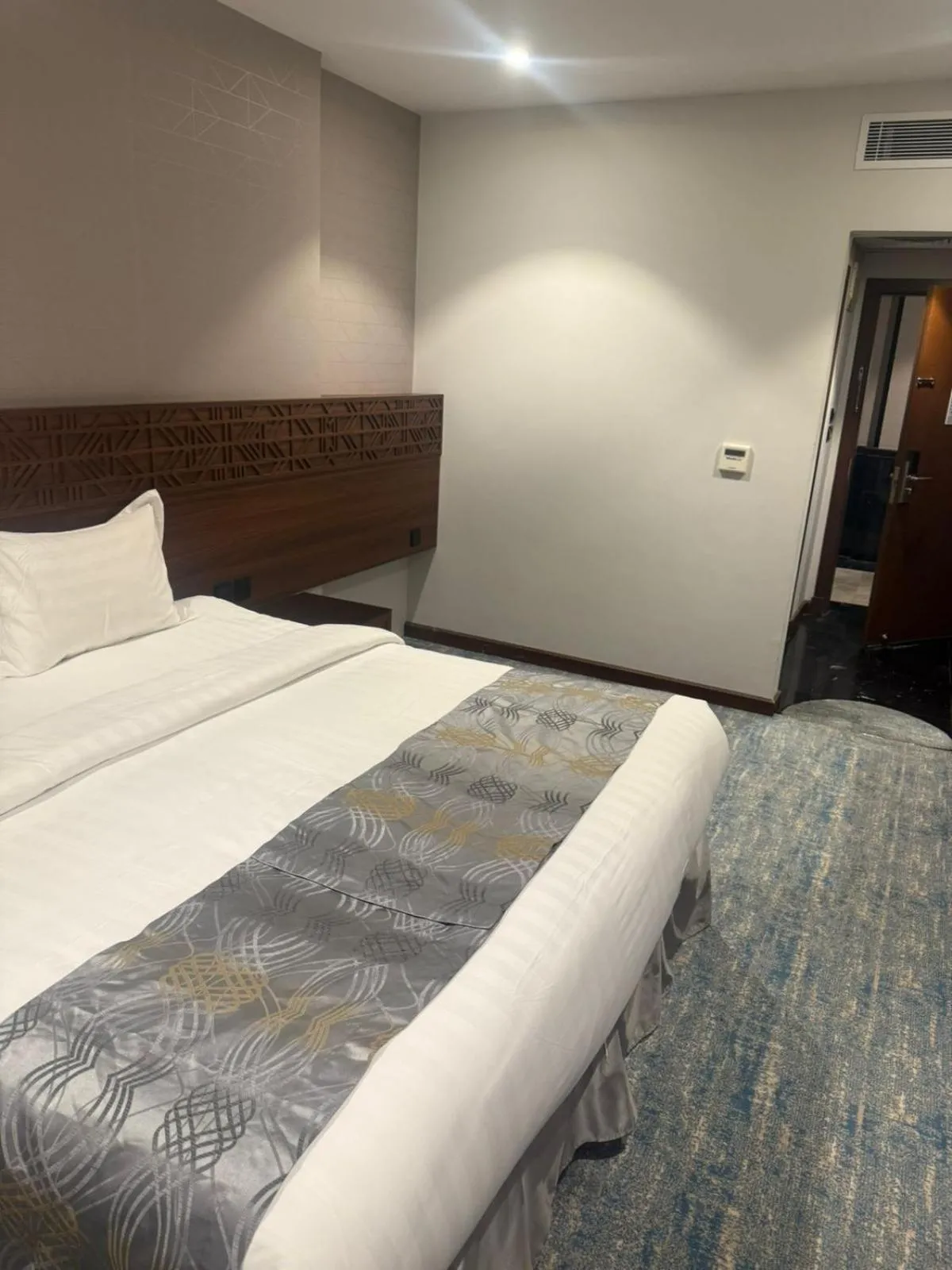 Bed in Manazel Al Zaireen Hotel