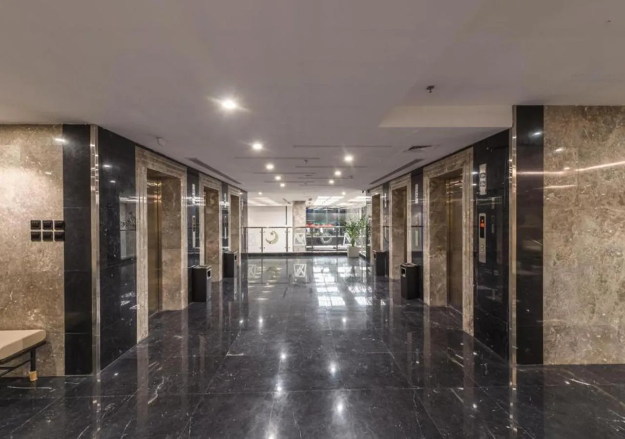 elevator in Manazel Al Zaireen Hotel