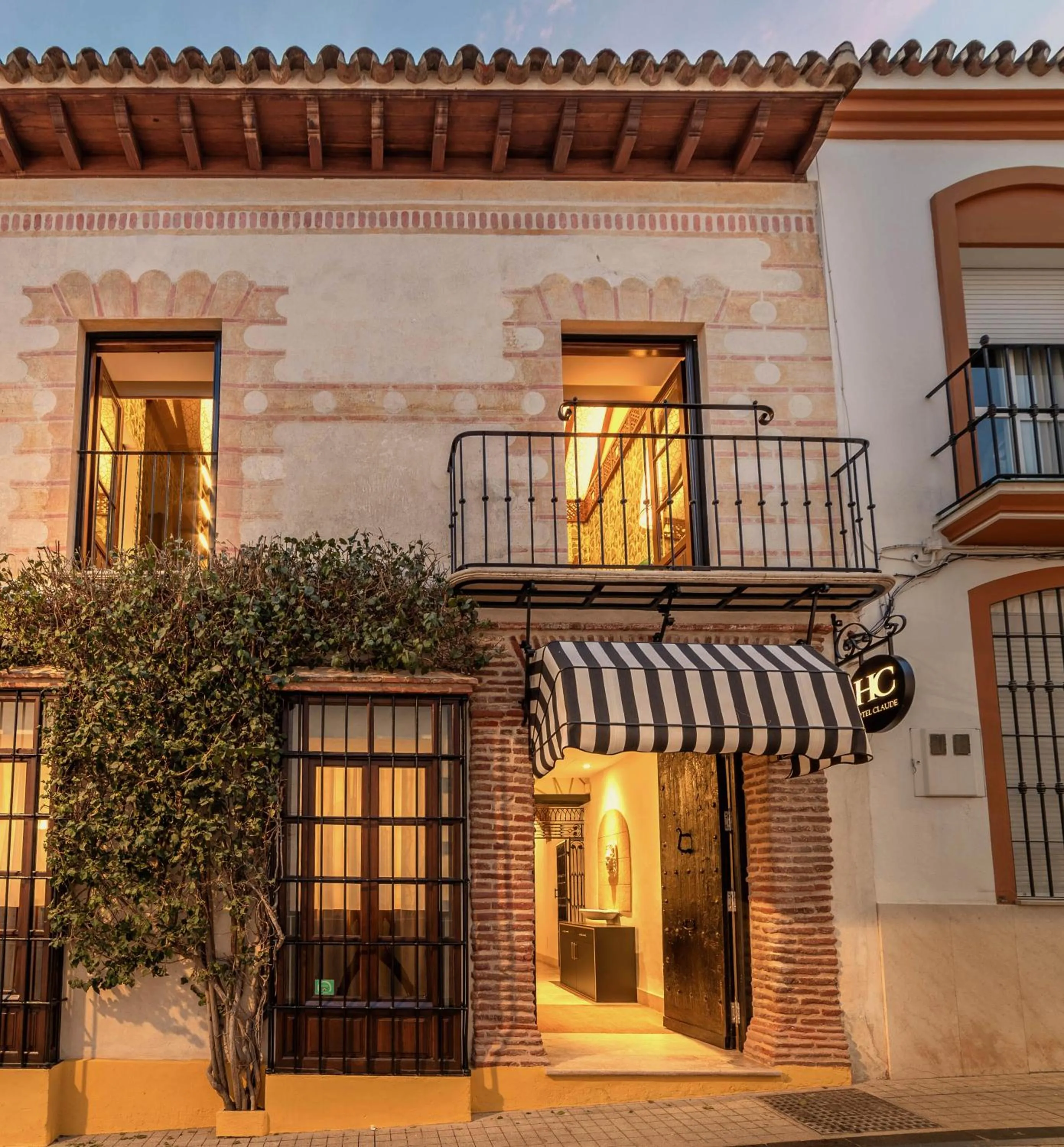 Facade/entrance in Hotel Claude Marbella