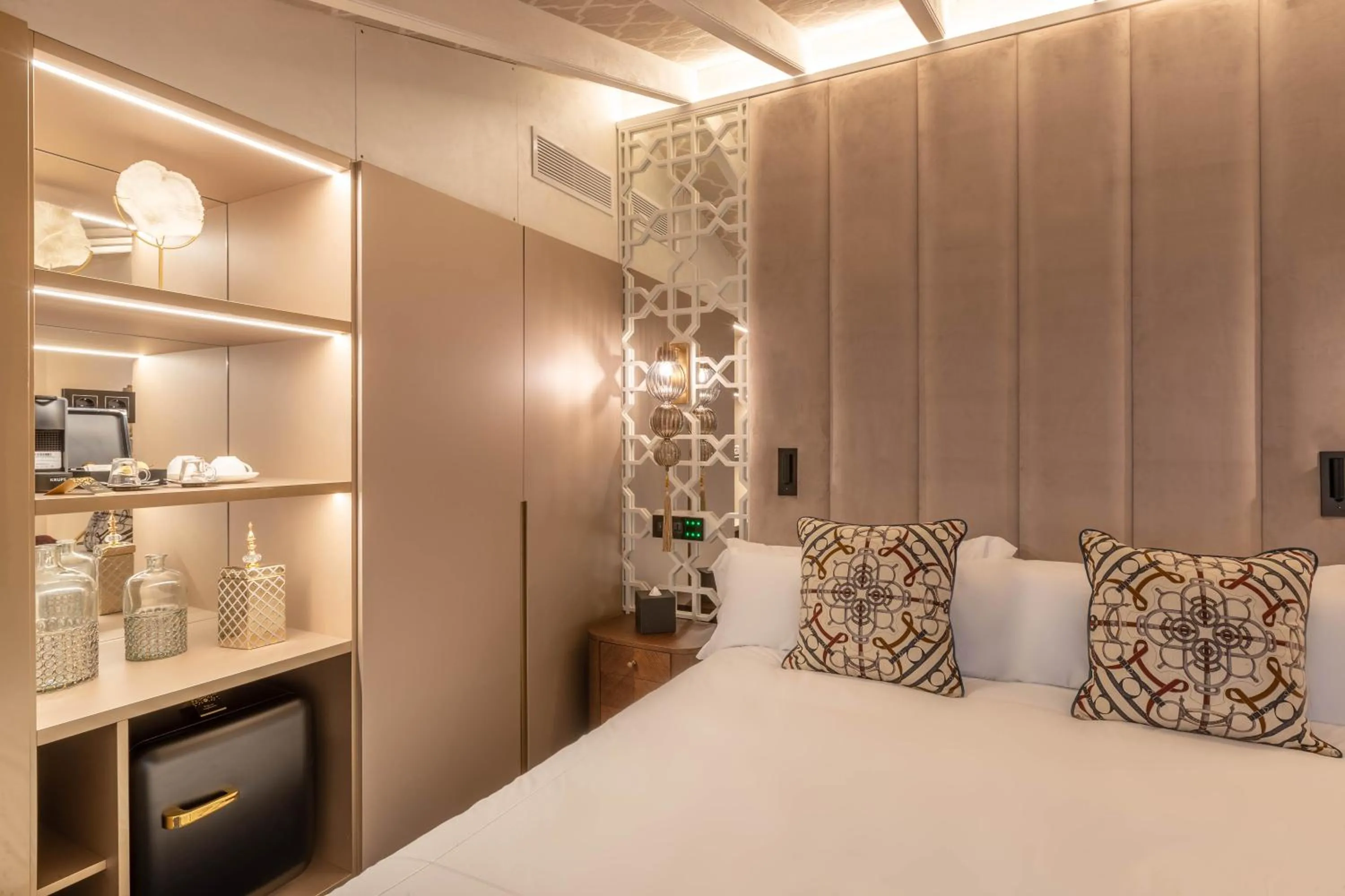 Bed in Hotel Claude Marbella