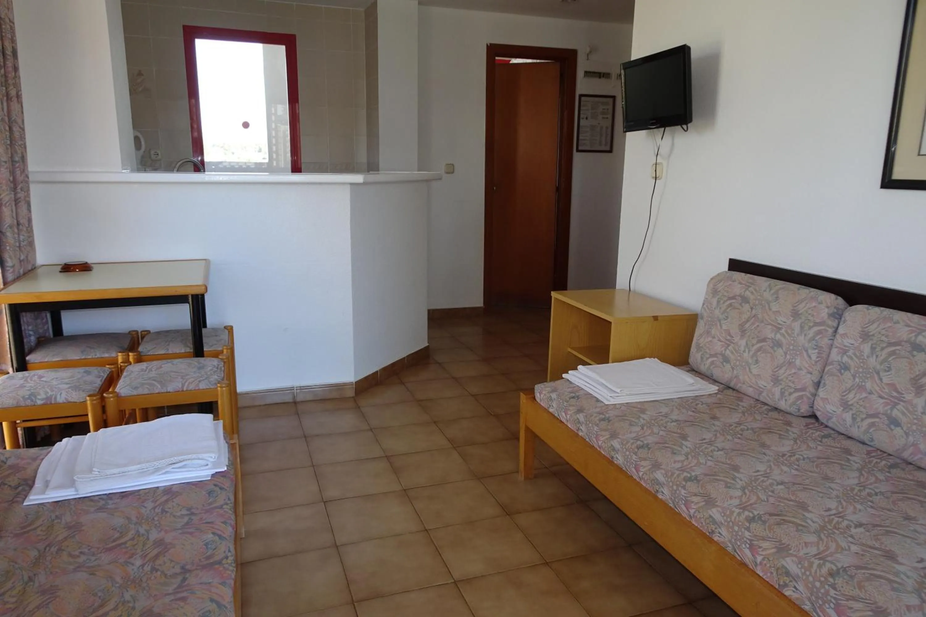 Kitchen or kitchenette, Bed in Evamar Apartments