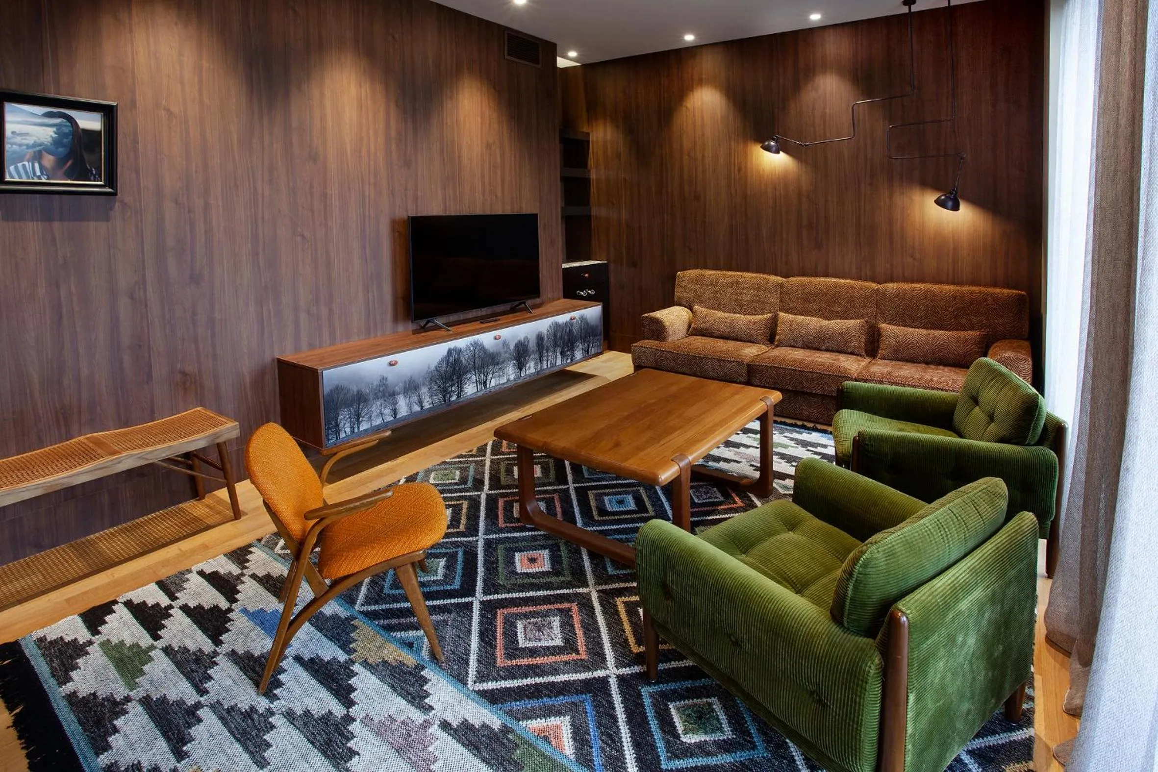 TV and multimedia in Room 12