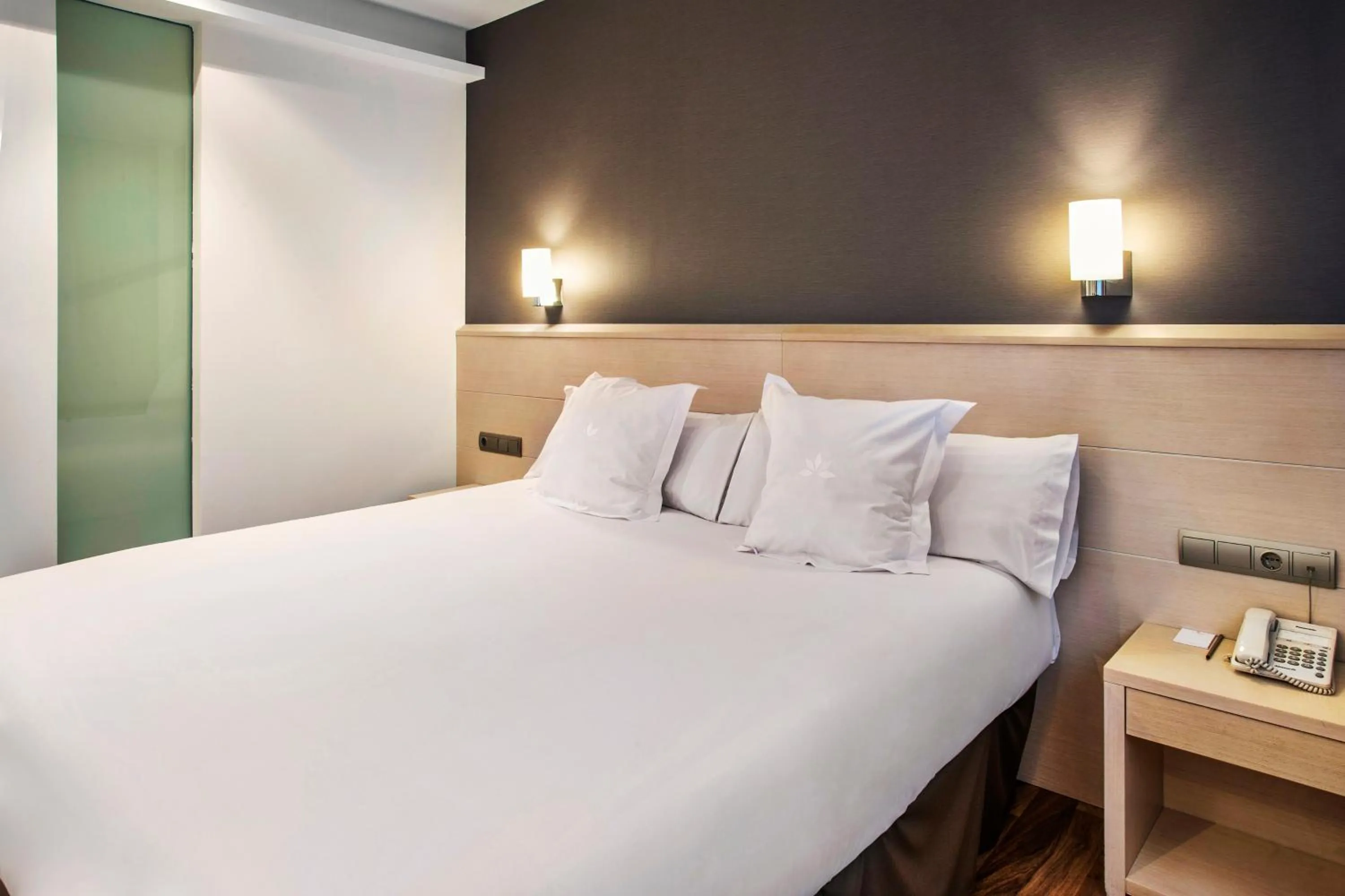 Photo of the whole room, Bed in AZZ Valencia Táctica Hotel