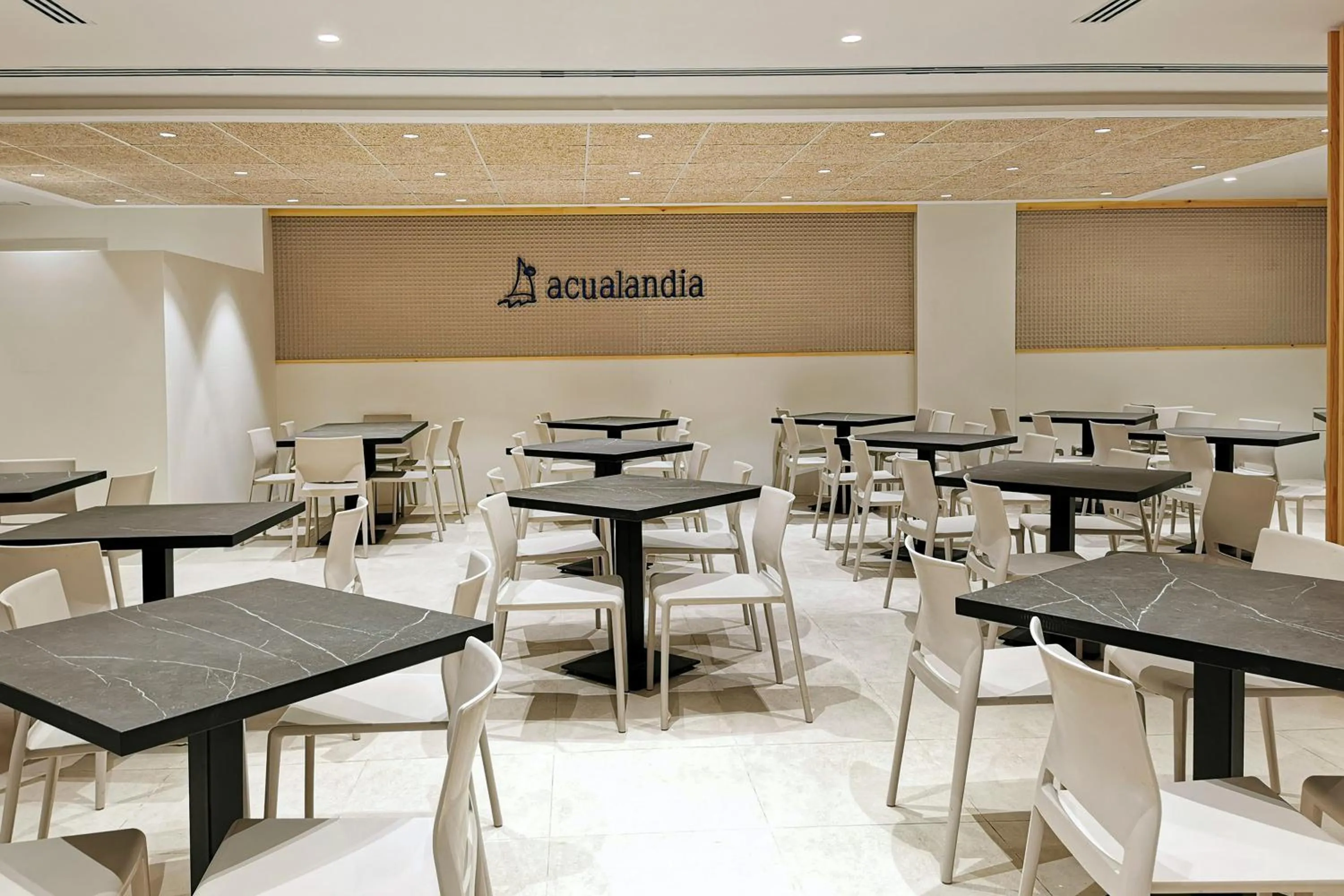 Restaurant/places to eat in Aparthotel Acualandia