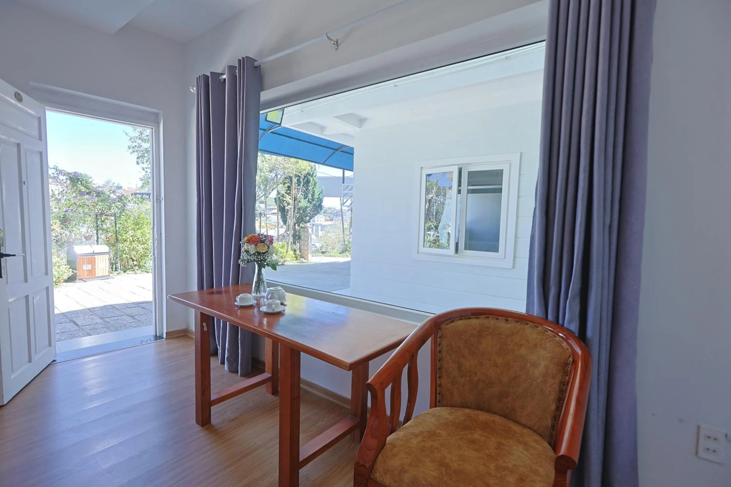 Seating area in Cherry Luxury Hotel
