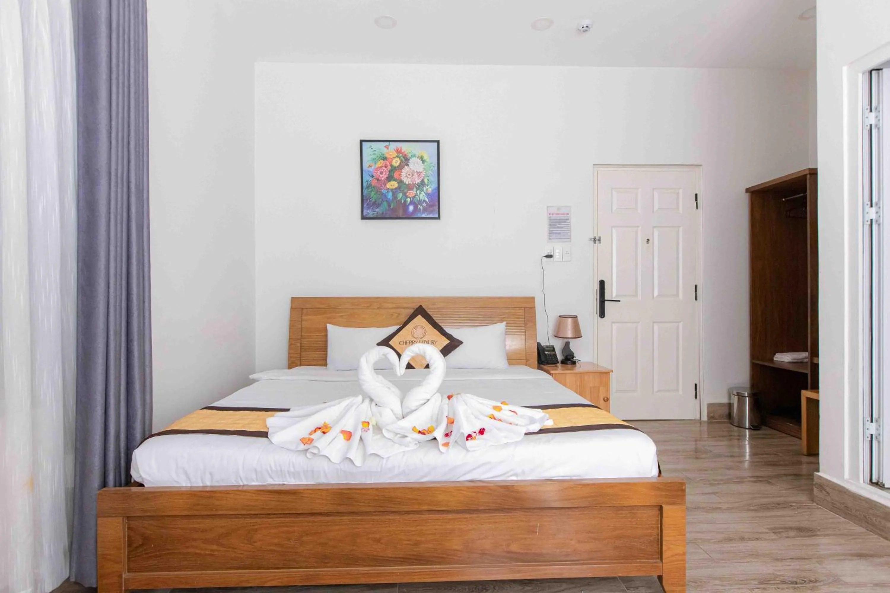 Bedroom, Bed in Cherry Luxury Hotel