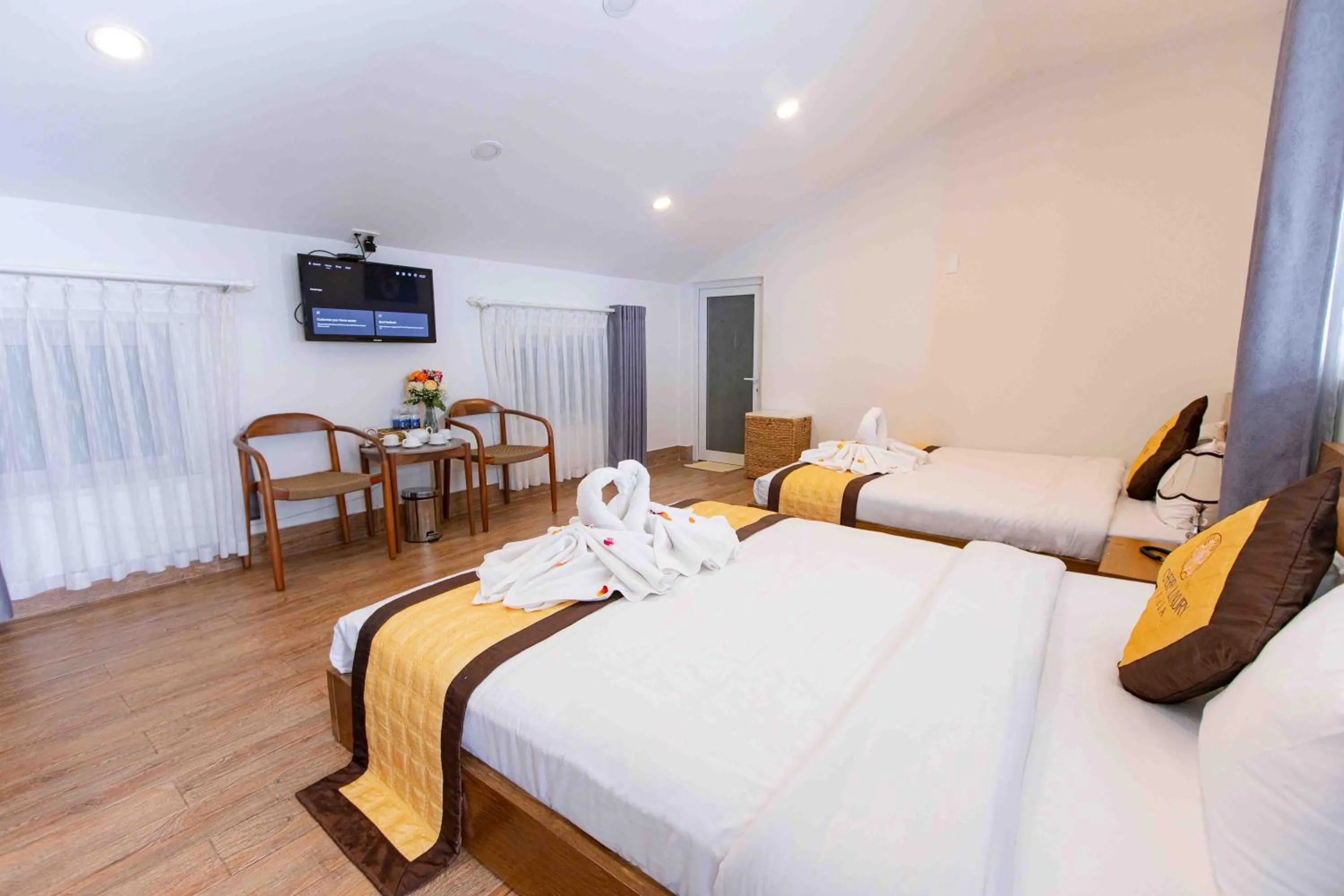 Bedroom, Bed in Cherry Luxury Hotel