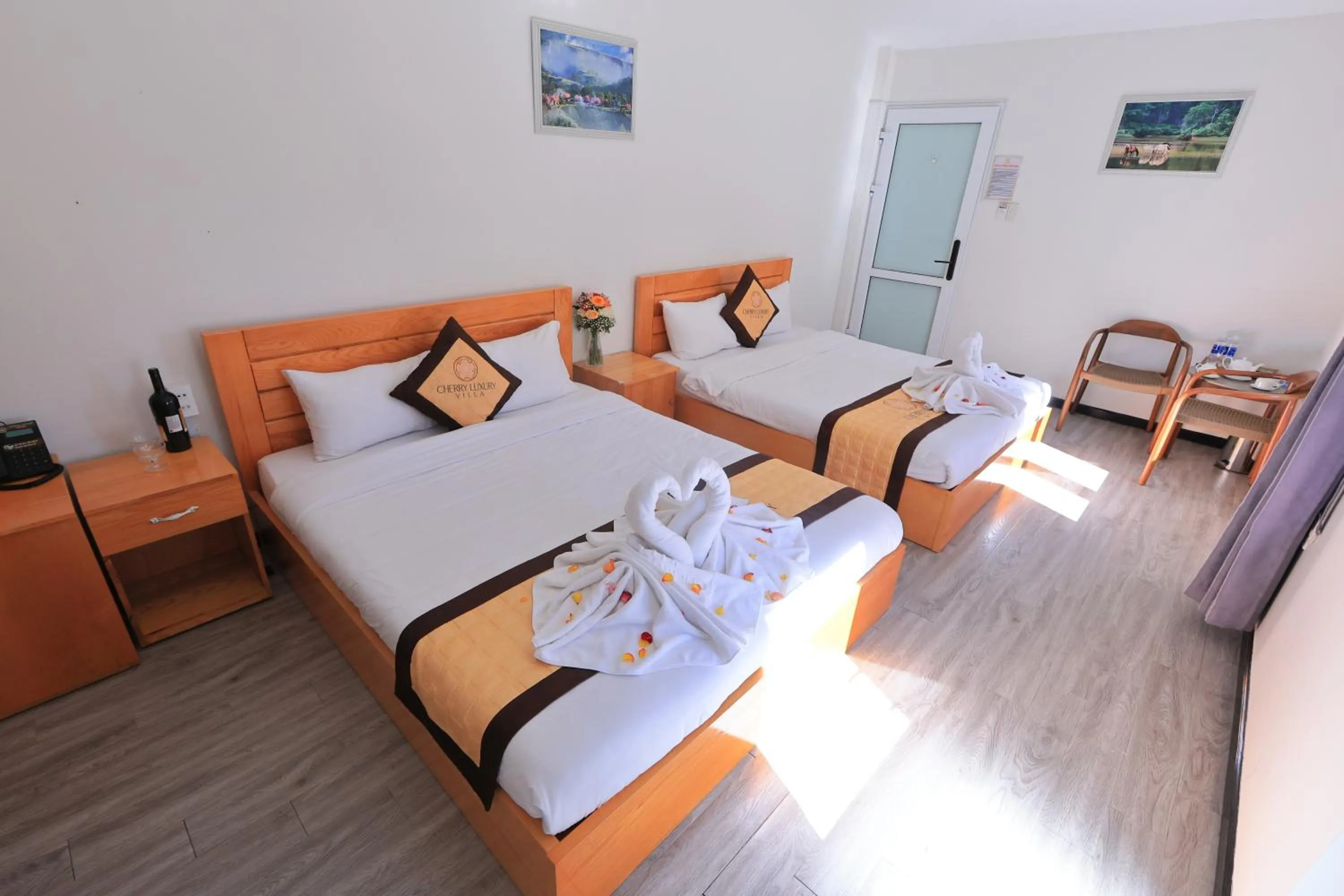 Bedroom, Bed in Cherry Luxury Hotel