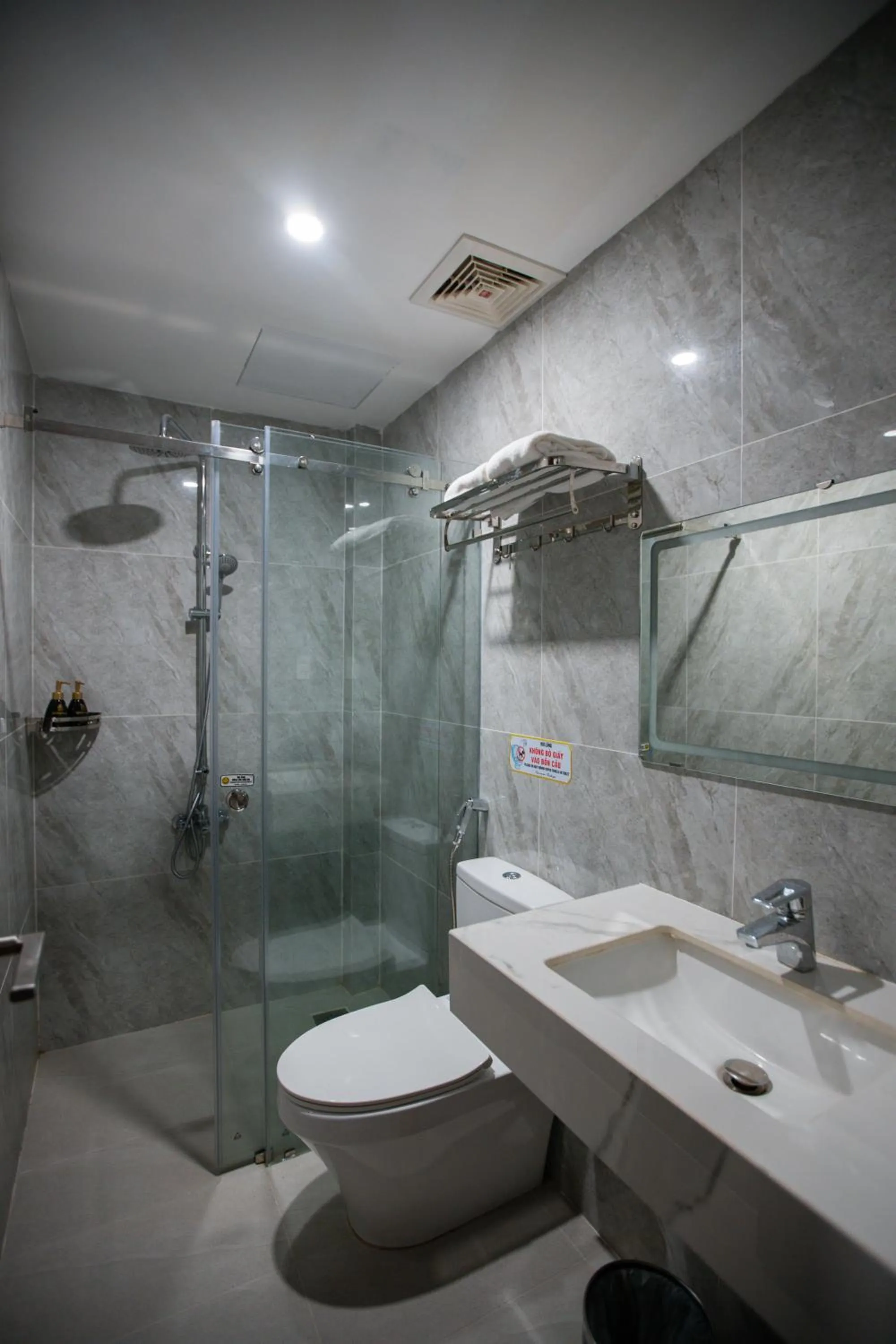 Toilet in Riverside 1 Hotel