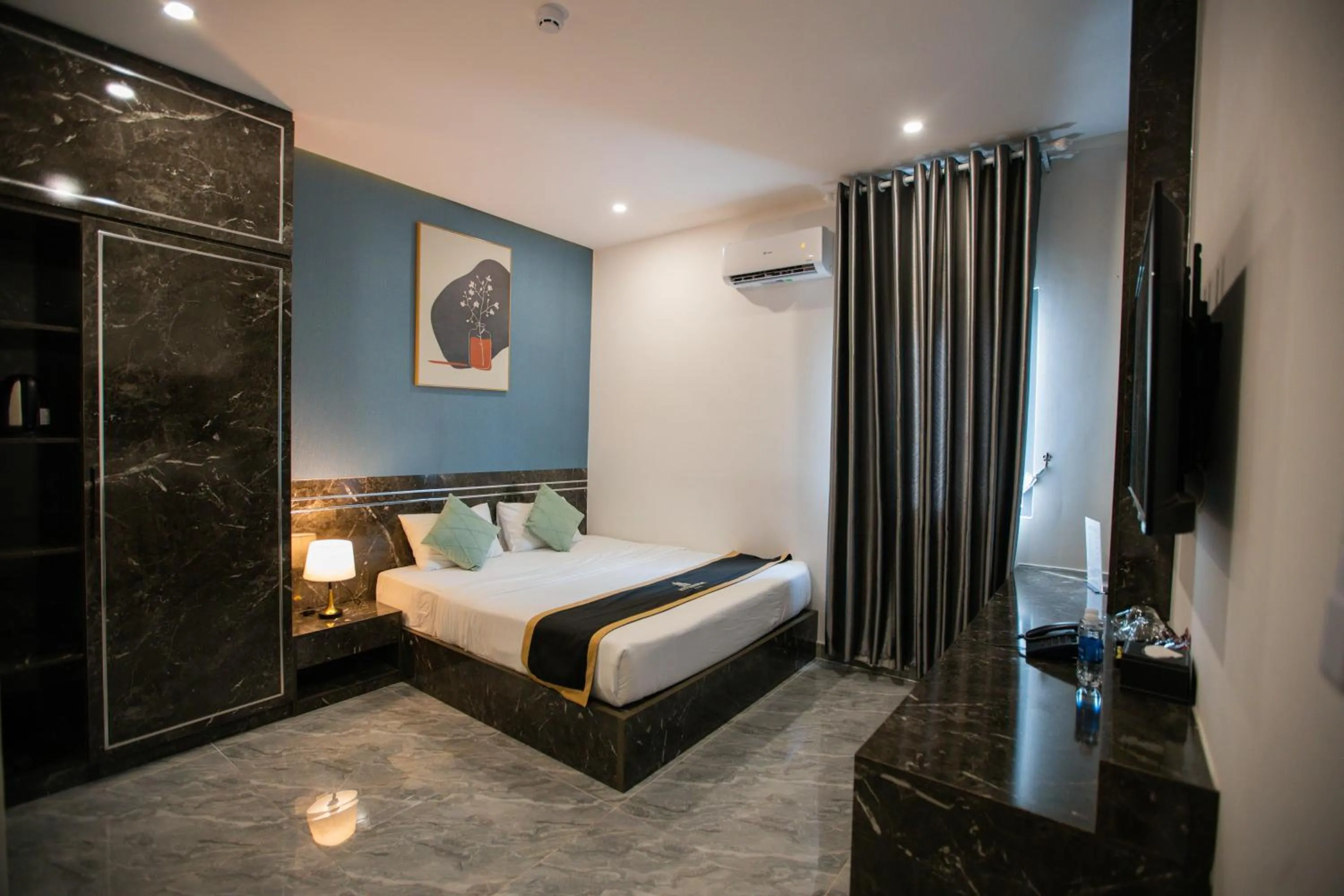 Photo of the whole room, Bed in Riverside 1 Hotel