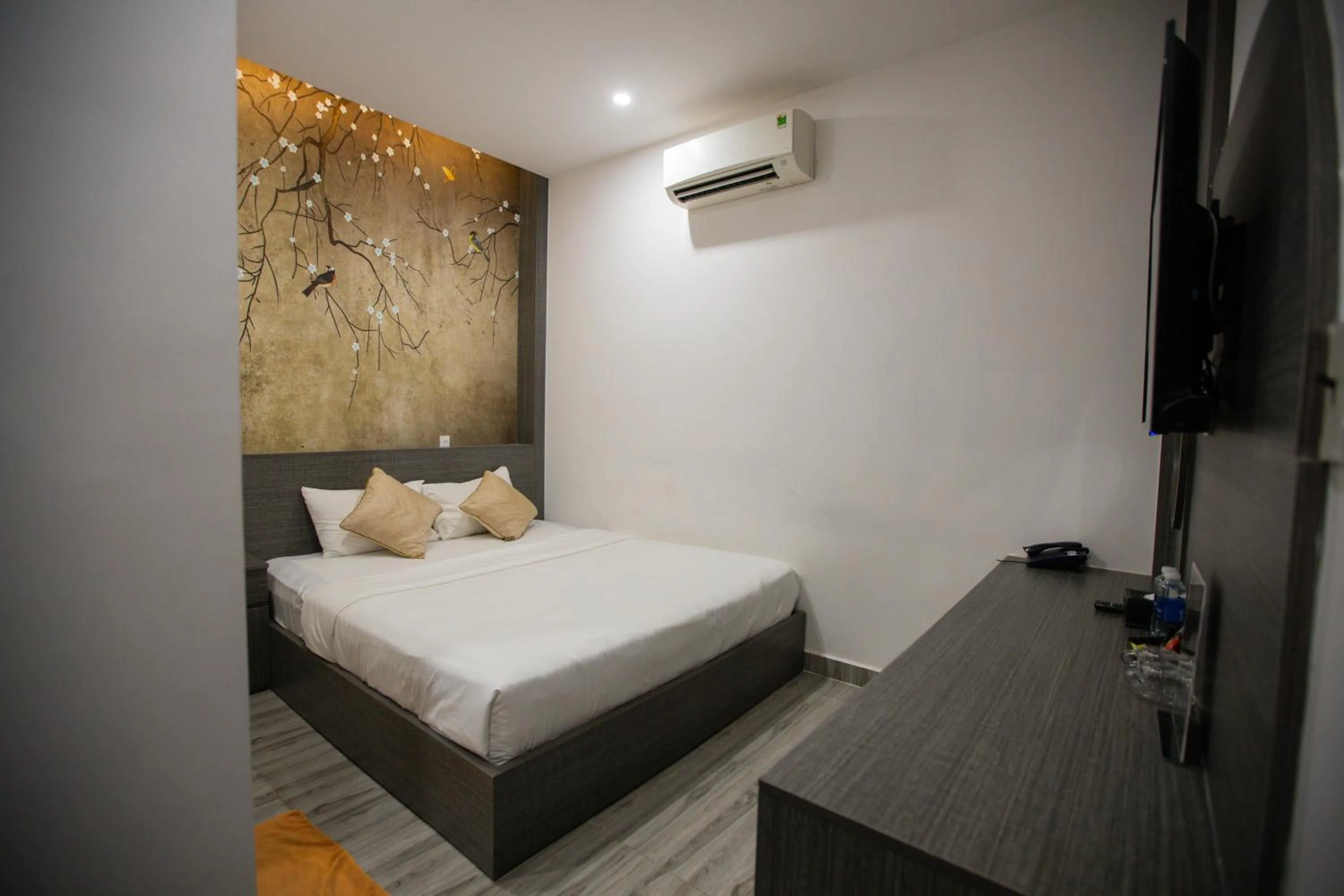 Photo of the whole room, Bed in Riverside 1 Hotel