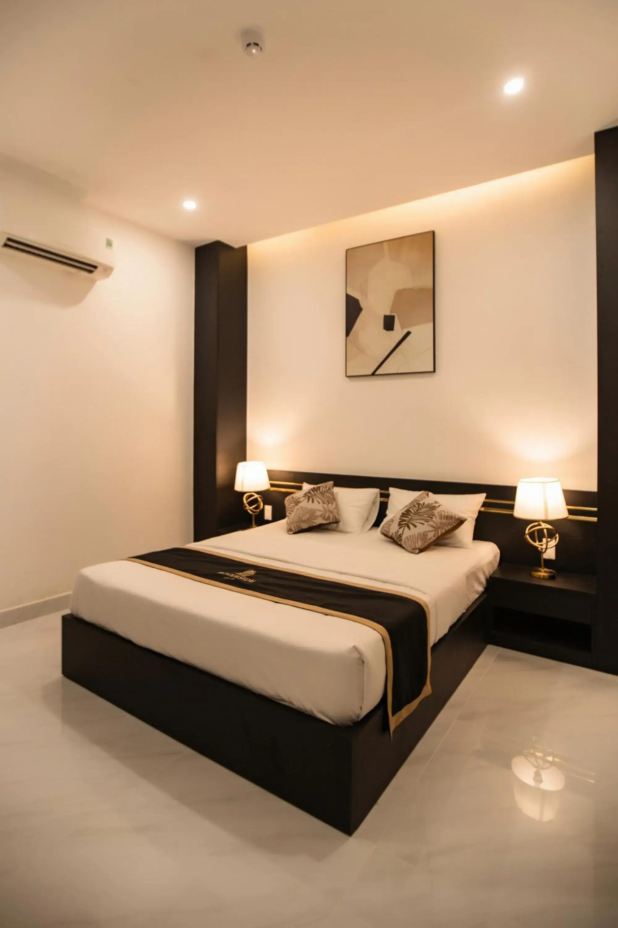 Photo of the whole room, Bed in Riverside 1 Hotel Photo of the whole room, Bed in Riverside 1 Hotel