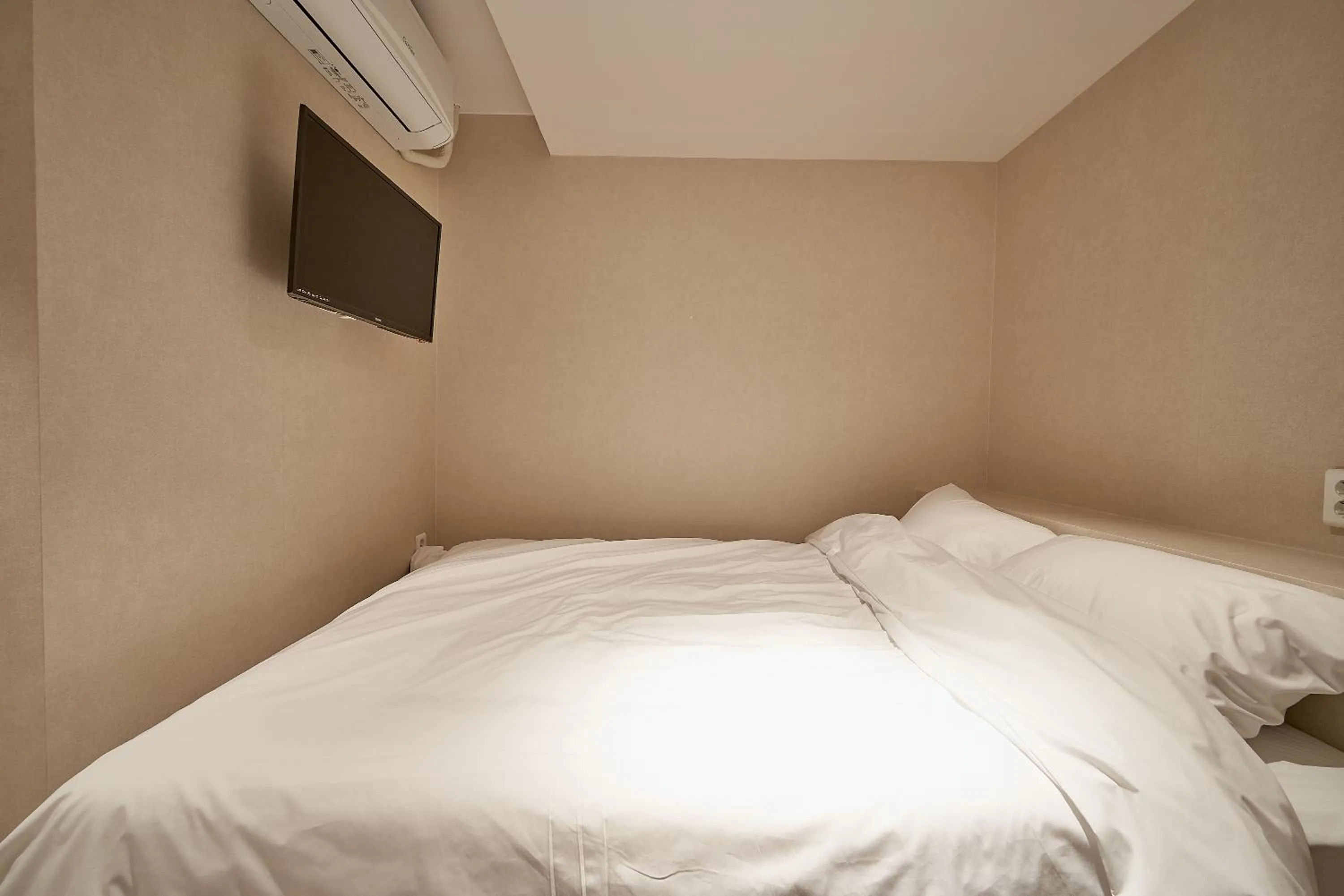 Communal lounge/ TV room, Bed in Life in Euljiro