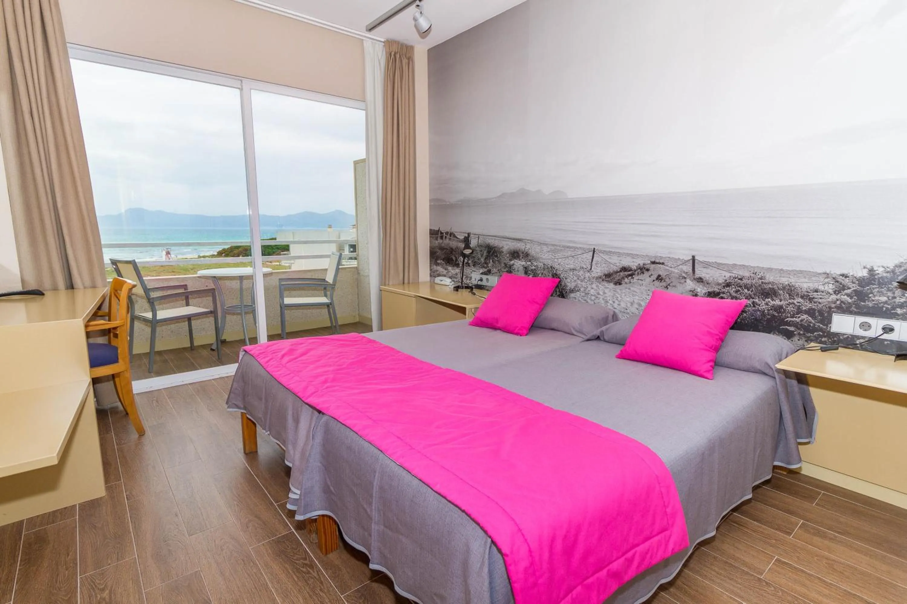 Photo of the whole room, Bed in Eix Platja Daurada Hotel & SPA