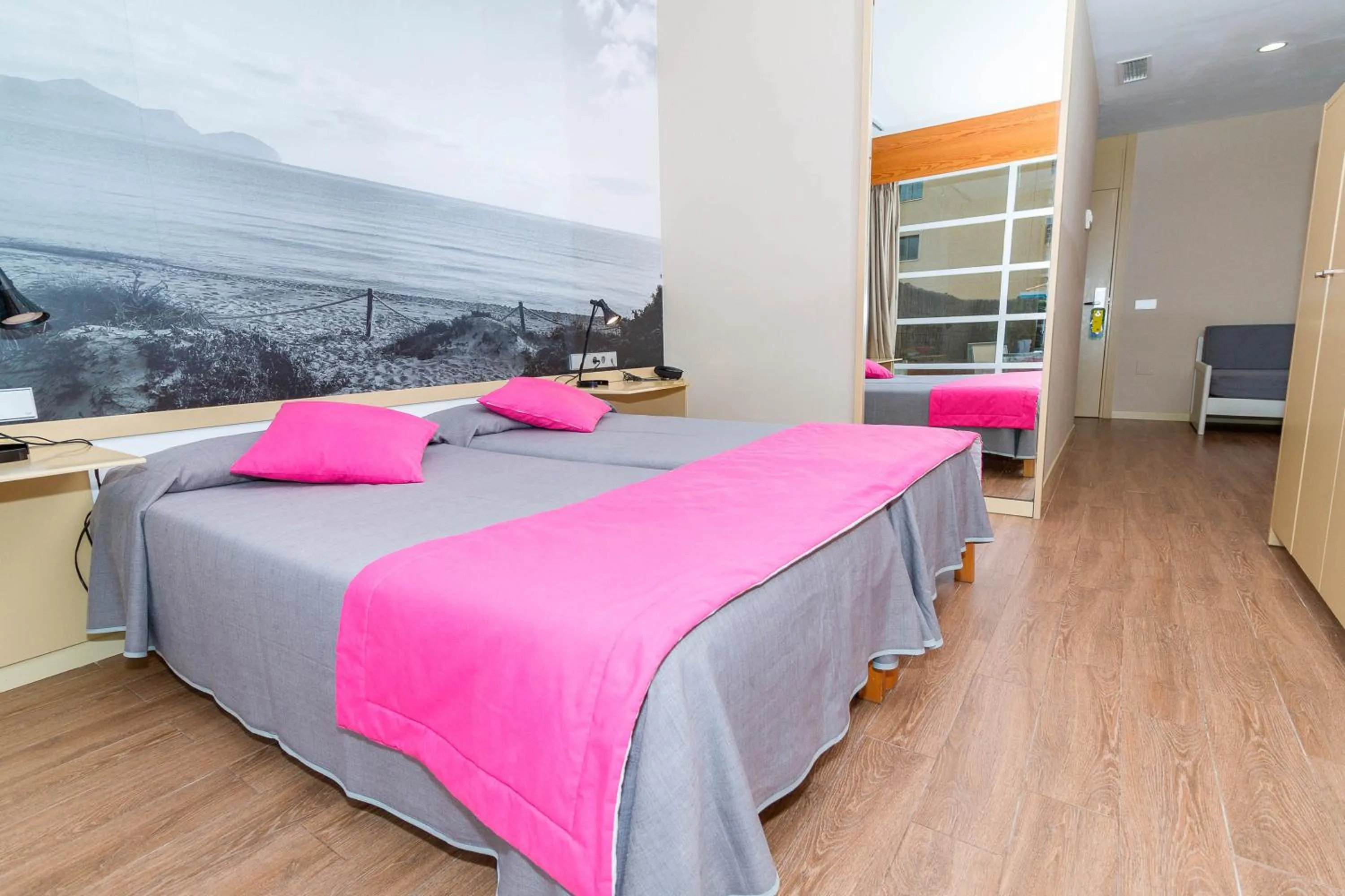 Photo of the whole room, Bed in Eix Platja Daurada Hotel & SPA