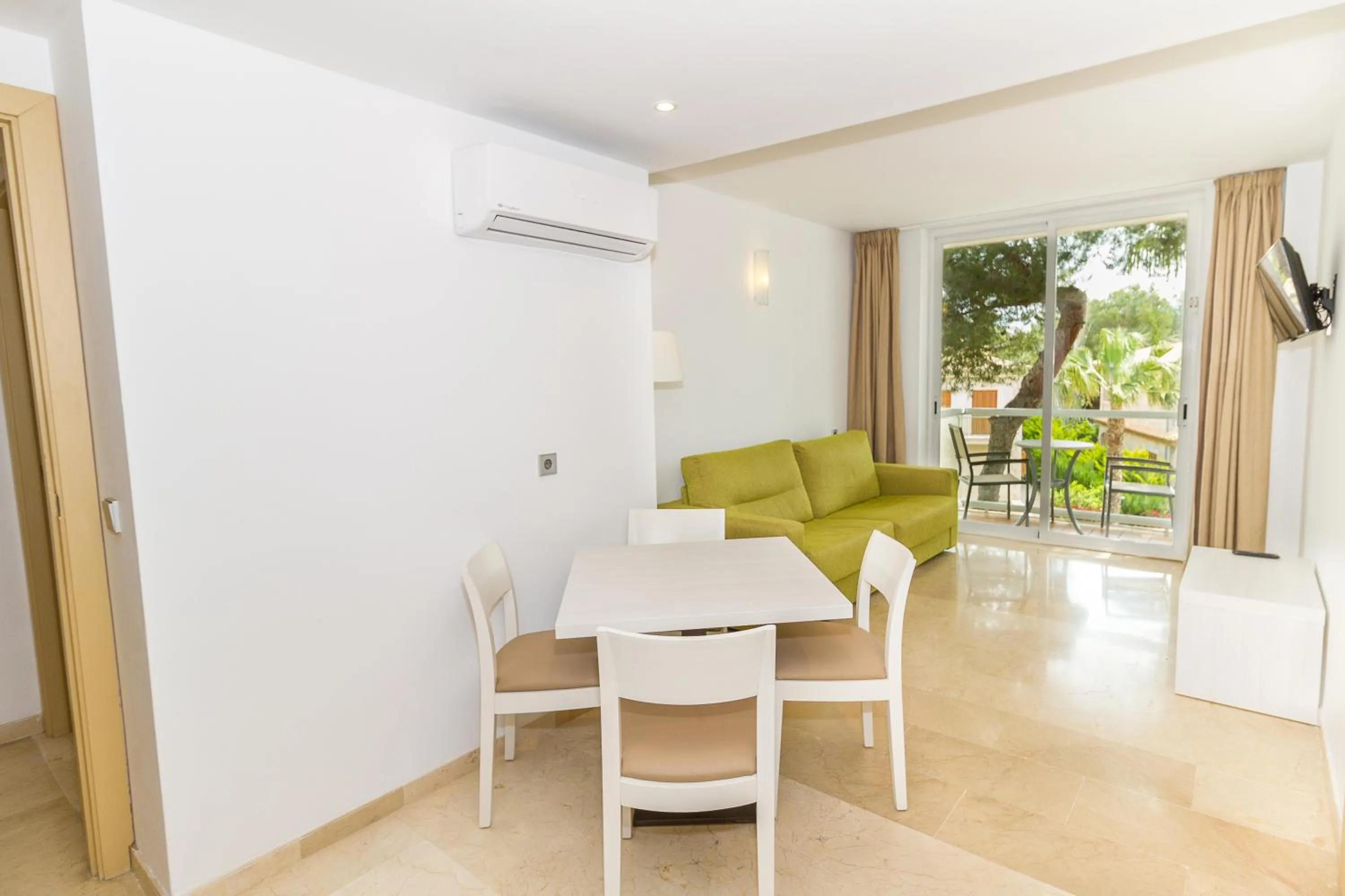 Photo of the whole room in Eix Platja Daurada Hotel & SPA