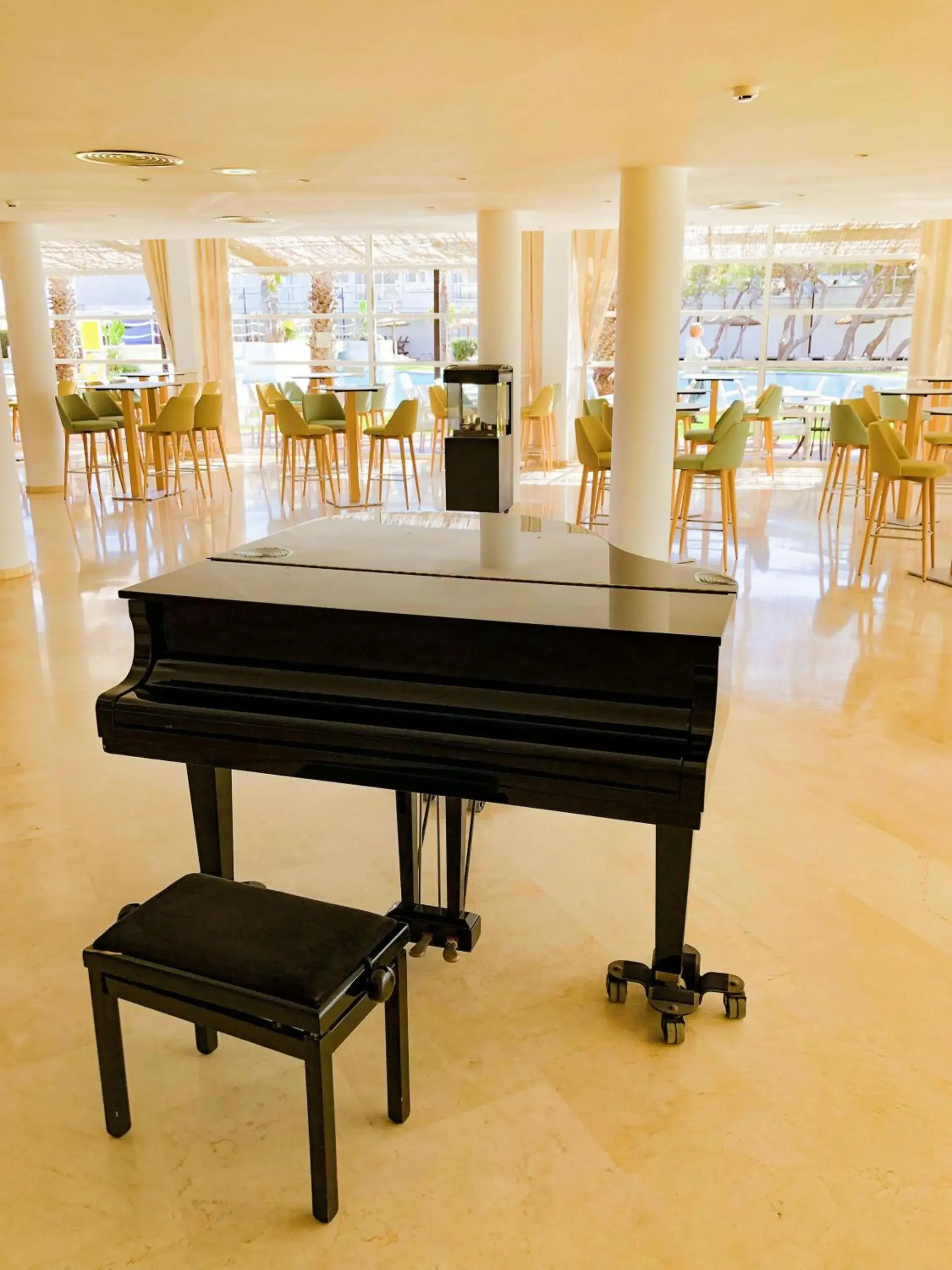 Lounge or bar in Eix Platja Daurada Hotel & SPA Lounge or bar in Eix Platja Daurada Hotel & SPA