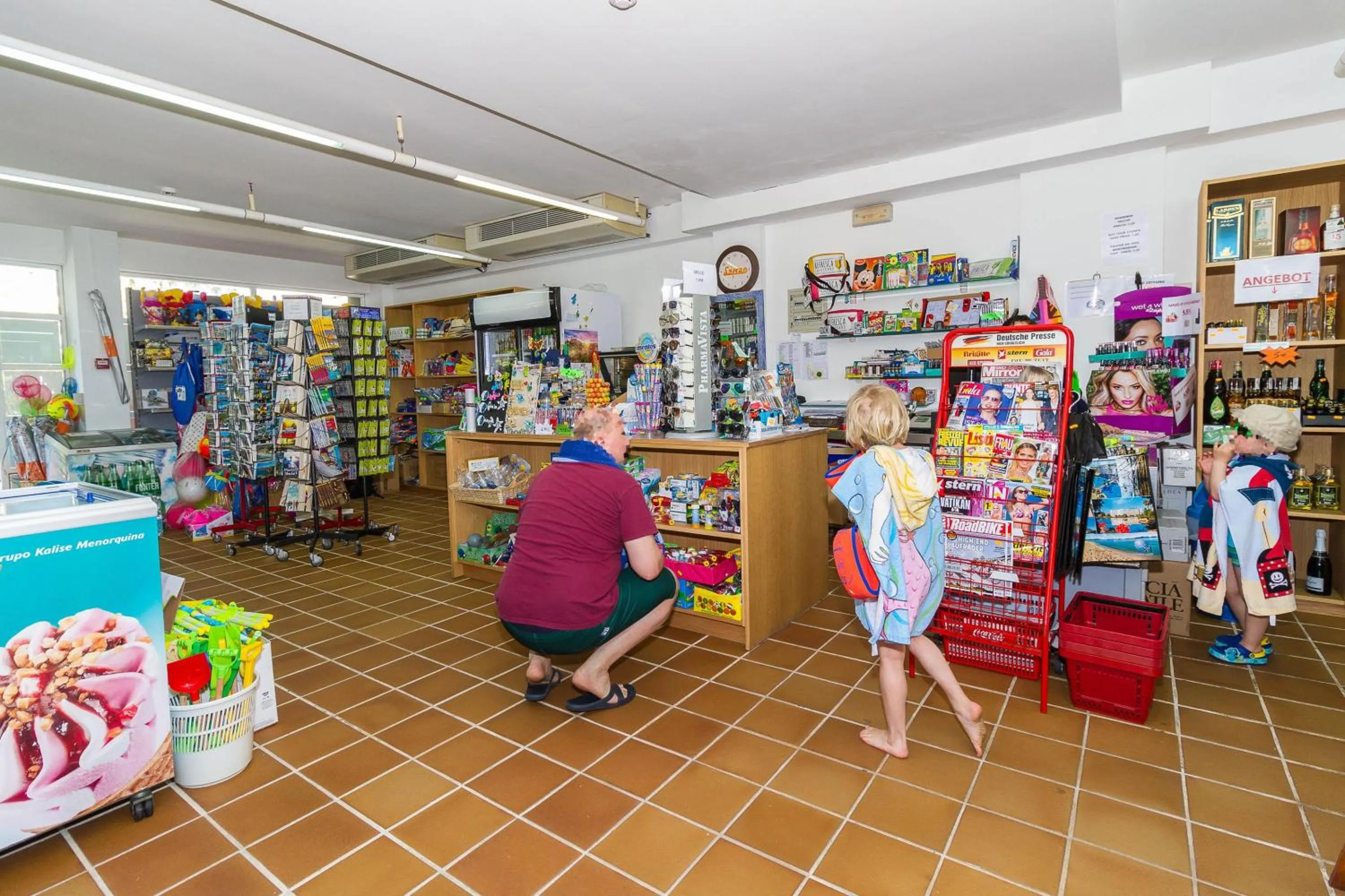 Shopping Area in Eix Platja Daurada Hotel & SPA