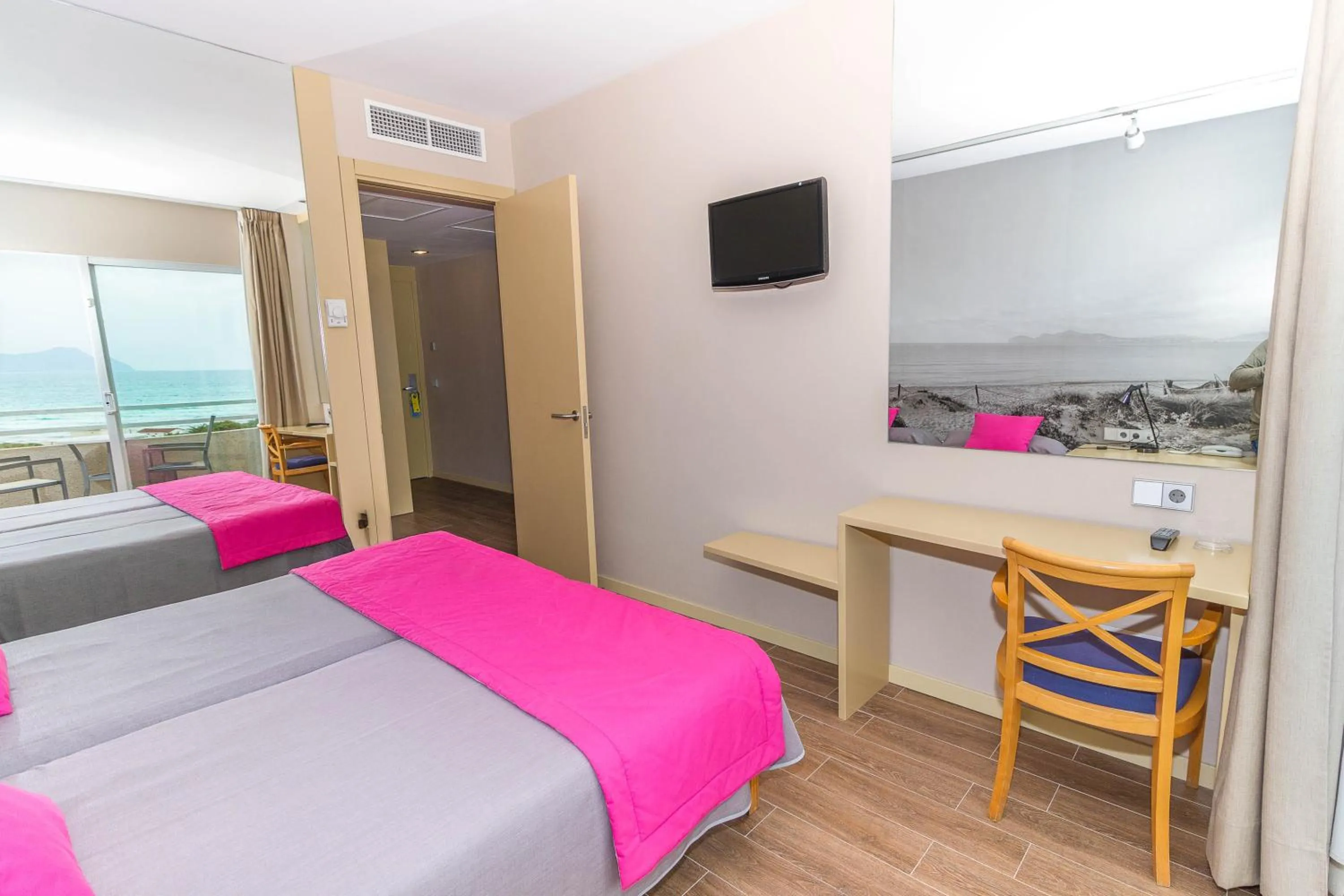Photo of the whole room, Bed in Eix Platja Daurada Hotel & SPA