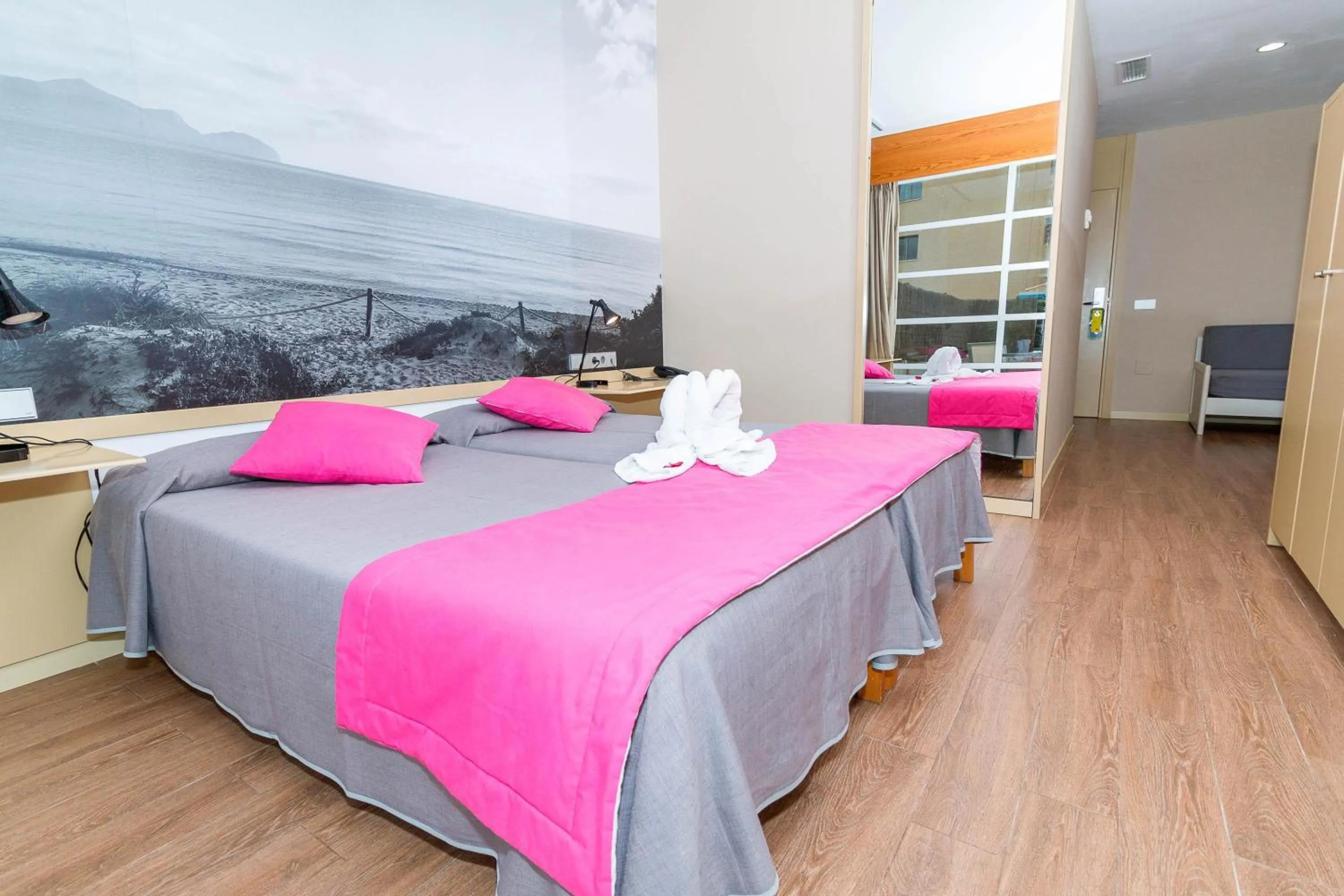 Photo of the whole room, Bed in Eix Platja Daurada Hotel & SPA