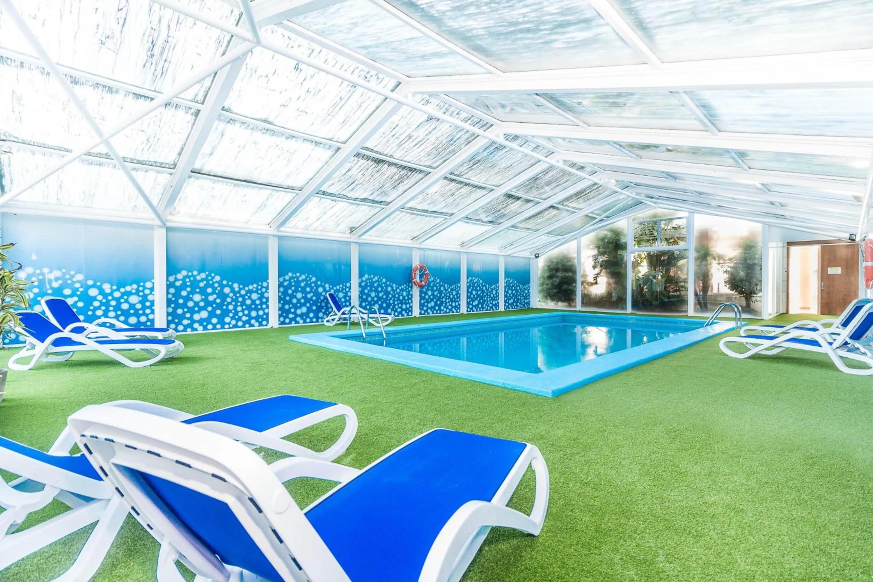 Swimming pool in Eix Platja Daurada Hotel & SPA