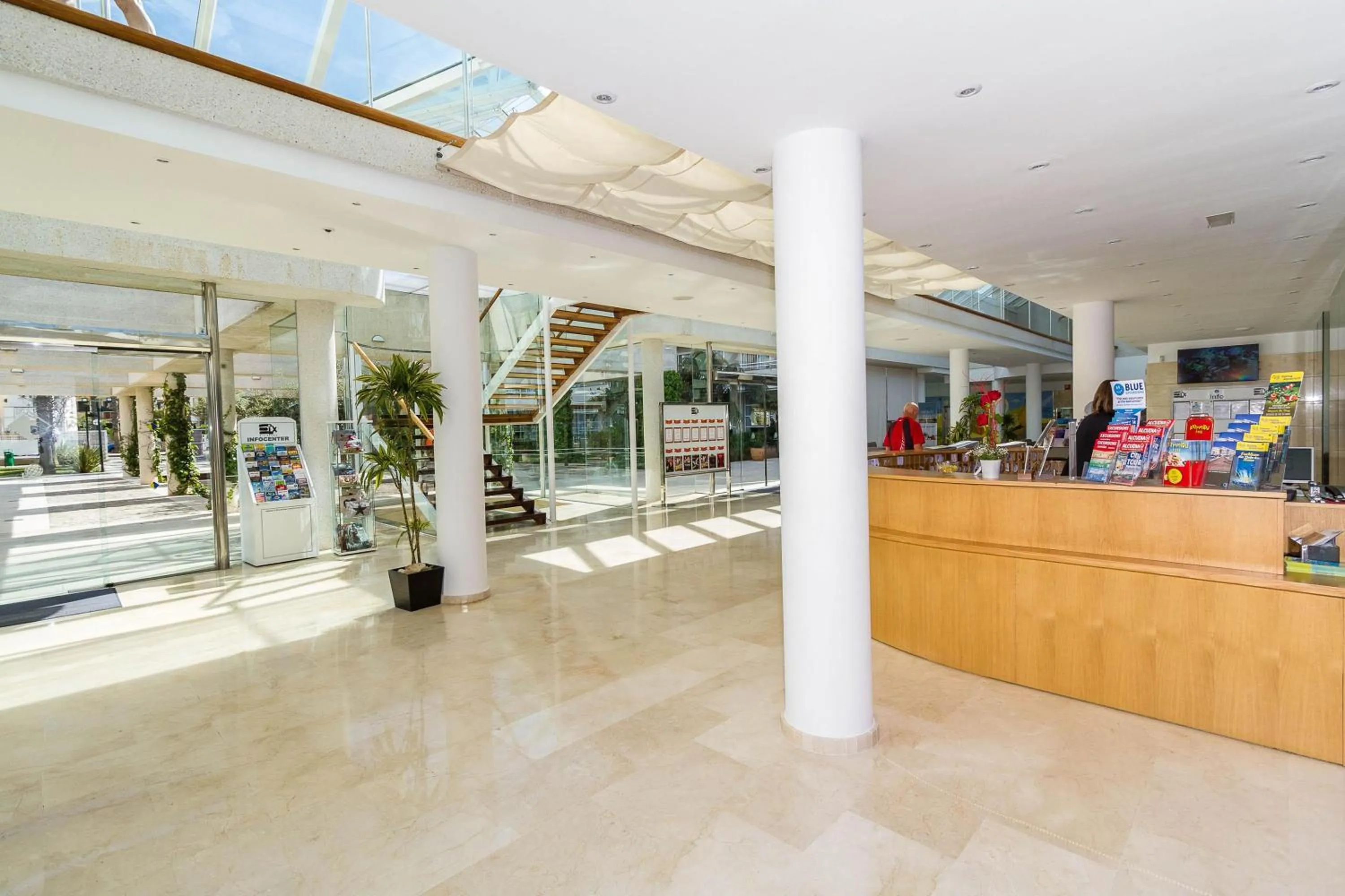 Lobby or reception in Eix Platja Daurada Hotel & SPA